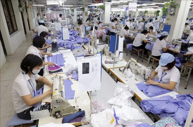 Sản xuất hàng may mặc tại Xí nghiệp Sơ mi, Veston của Tổng Công ty May 10 tại Sài Đồng, Quận Long Biên, Hà Nội. Ảnh: Anh Tuấn – TTXVN