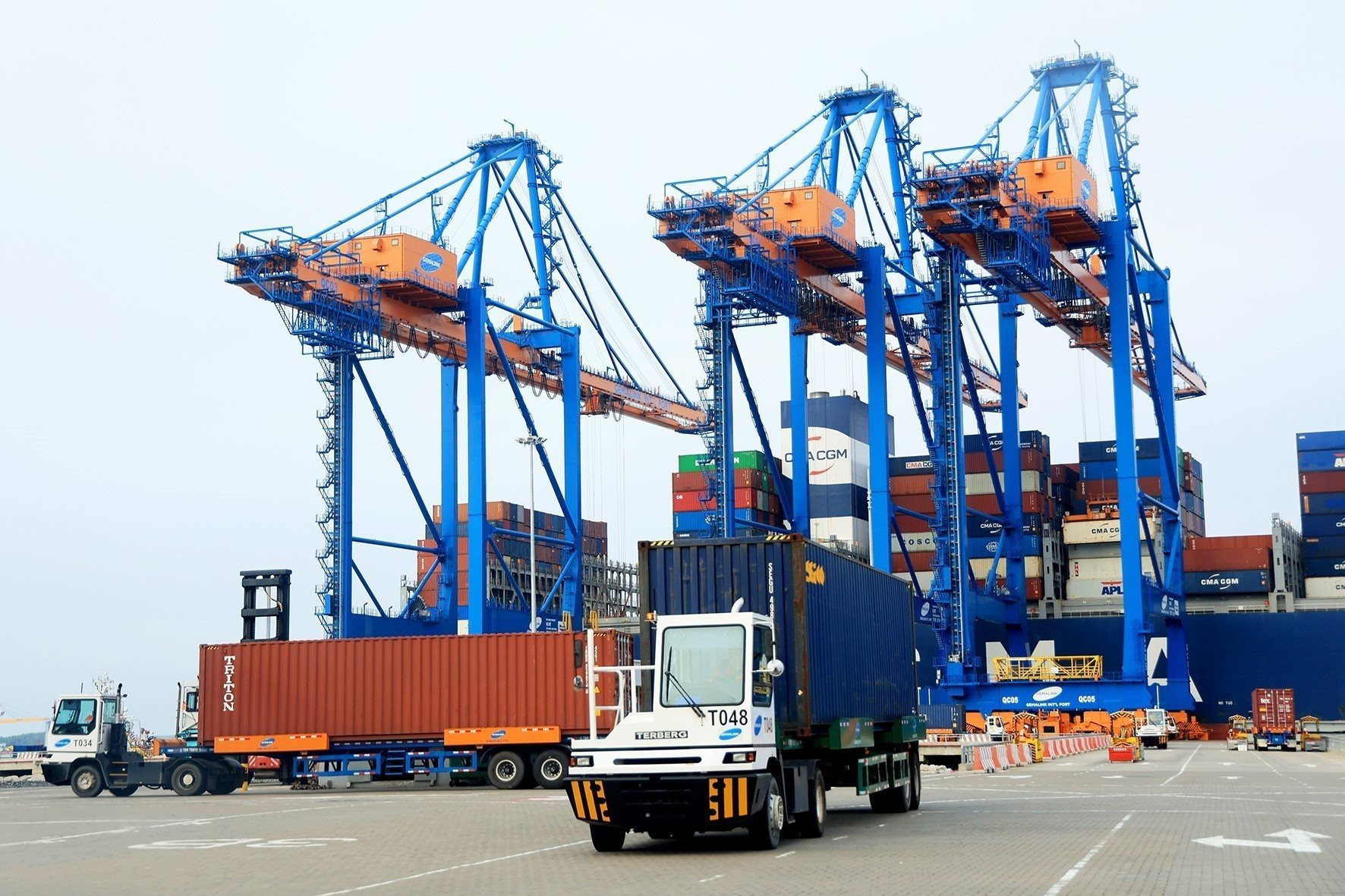 Vận chuyển hàng hóa xuất nhập khẩu tại Cảng nước sâu Gemalink, thị xã Phú Mỹ (Bà Rịa - Vũng Tàu). Ảnh: Hồng Đạt - TTXVN