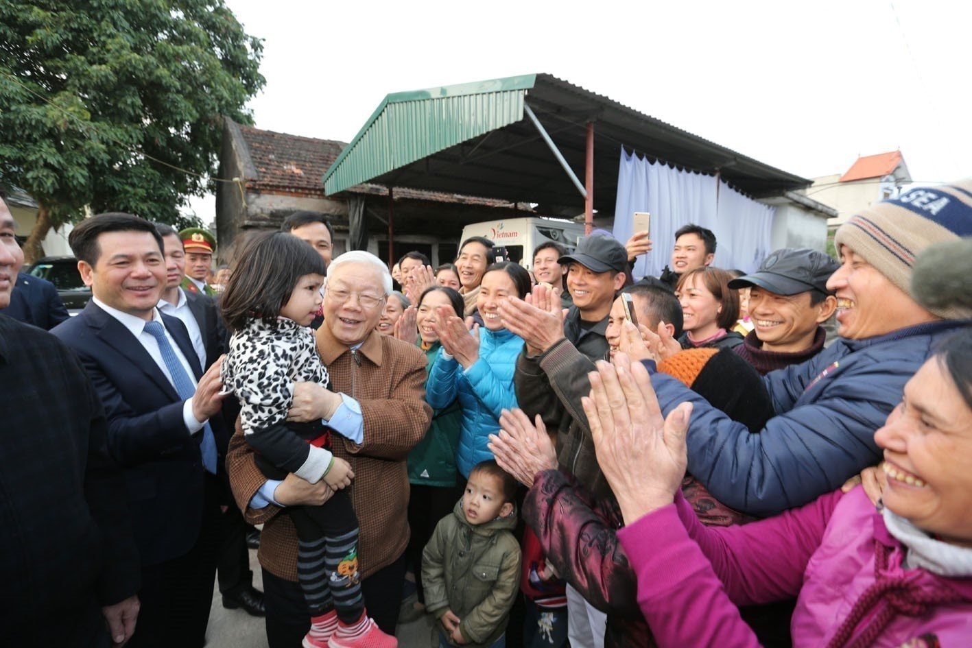 vna_potal_trao_tang_huan_chuong_sao_vang_cho_tong_bi_thu_nguyen_phu_trong_7489736.jpg