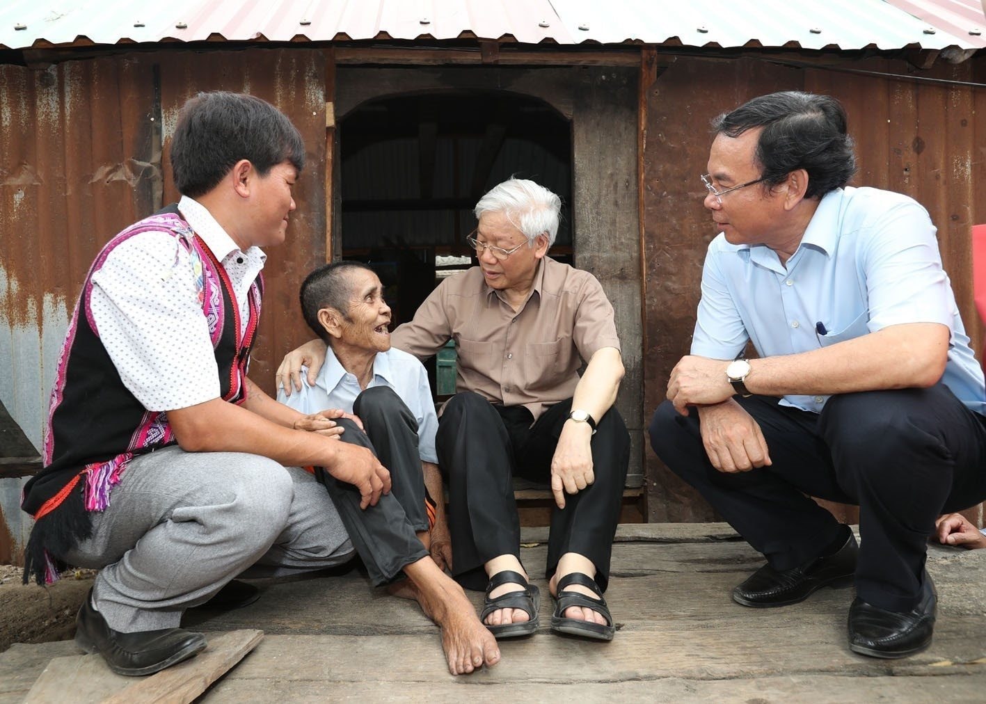 vna_potal_trao_tang_huan_chuong_sao_vang_cho_tong_bi_thu_nguyen_phu_trong_7489757.jpg