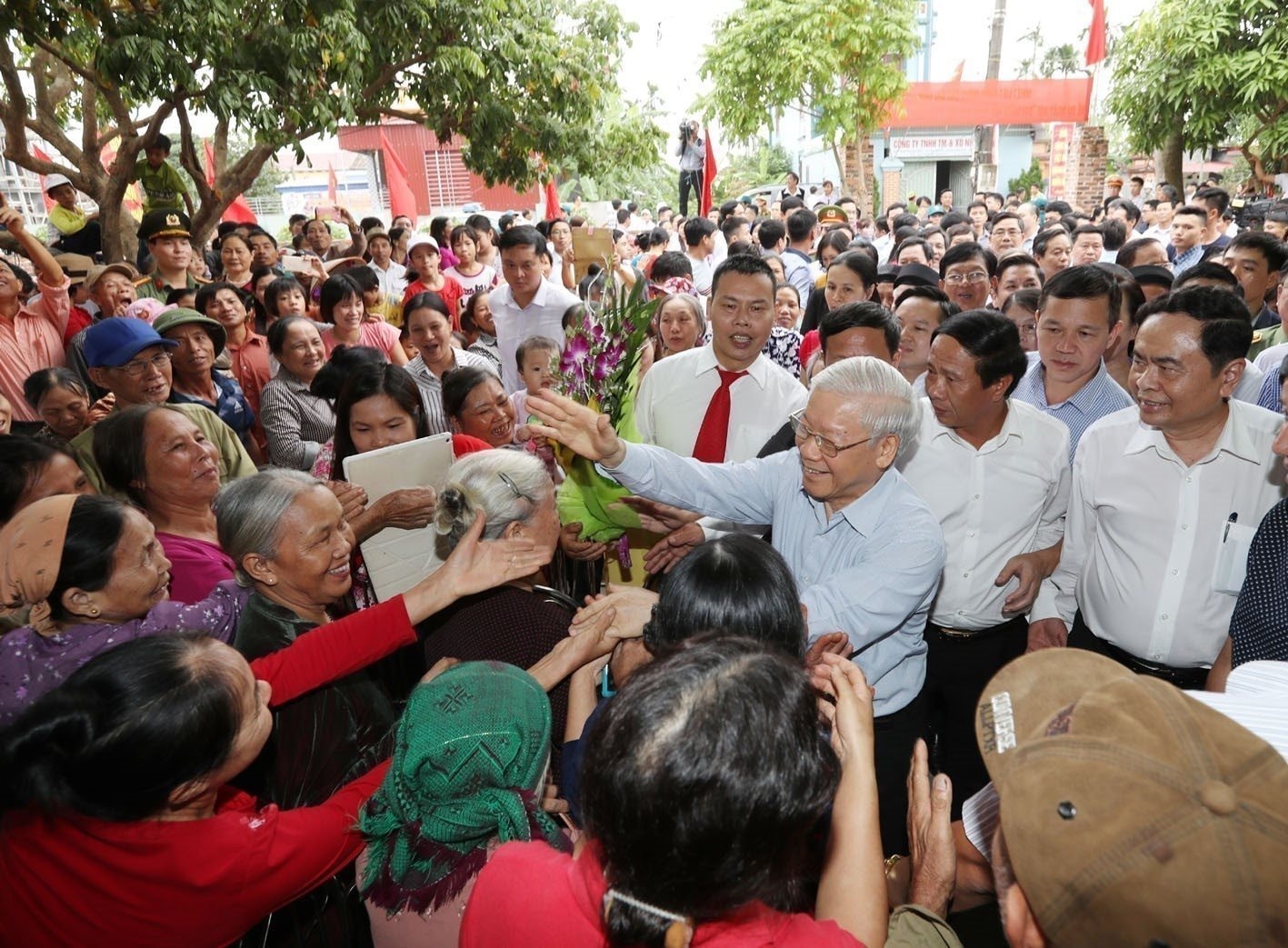 vna_potal_trao_tang_huan_chuong_sao_vang_cho_tong_bi_thu_nguyen_phu_trong_7489760.jpg