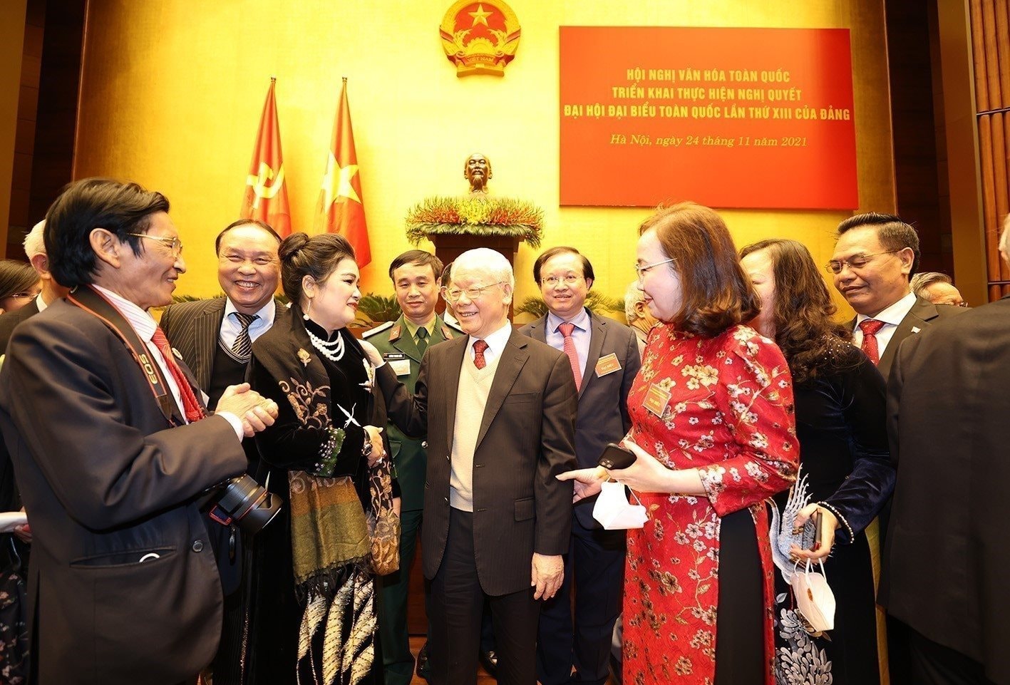 vna_potal_trao_tang_huan_chuong_sao_vang_cho_tong_bi_thu_nguyen_phu_trong_7489765.jpg