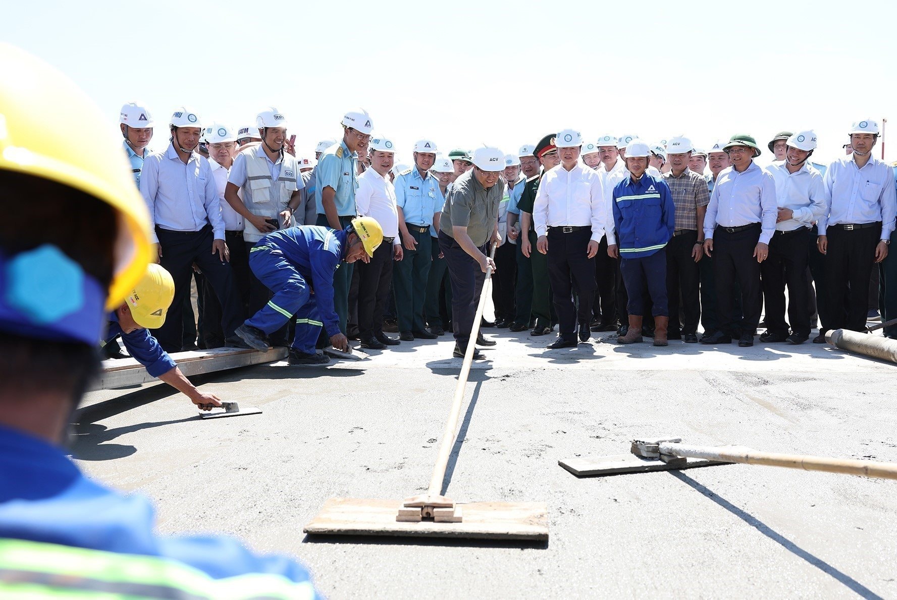 vna_potal_thu_tuong_pham_minh_chinh_kiem_tra_tien_do_du_an_dau_tu_xay_dung_cang_hang_khong_quoc_te_long_thanh_7223702.jpg