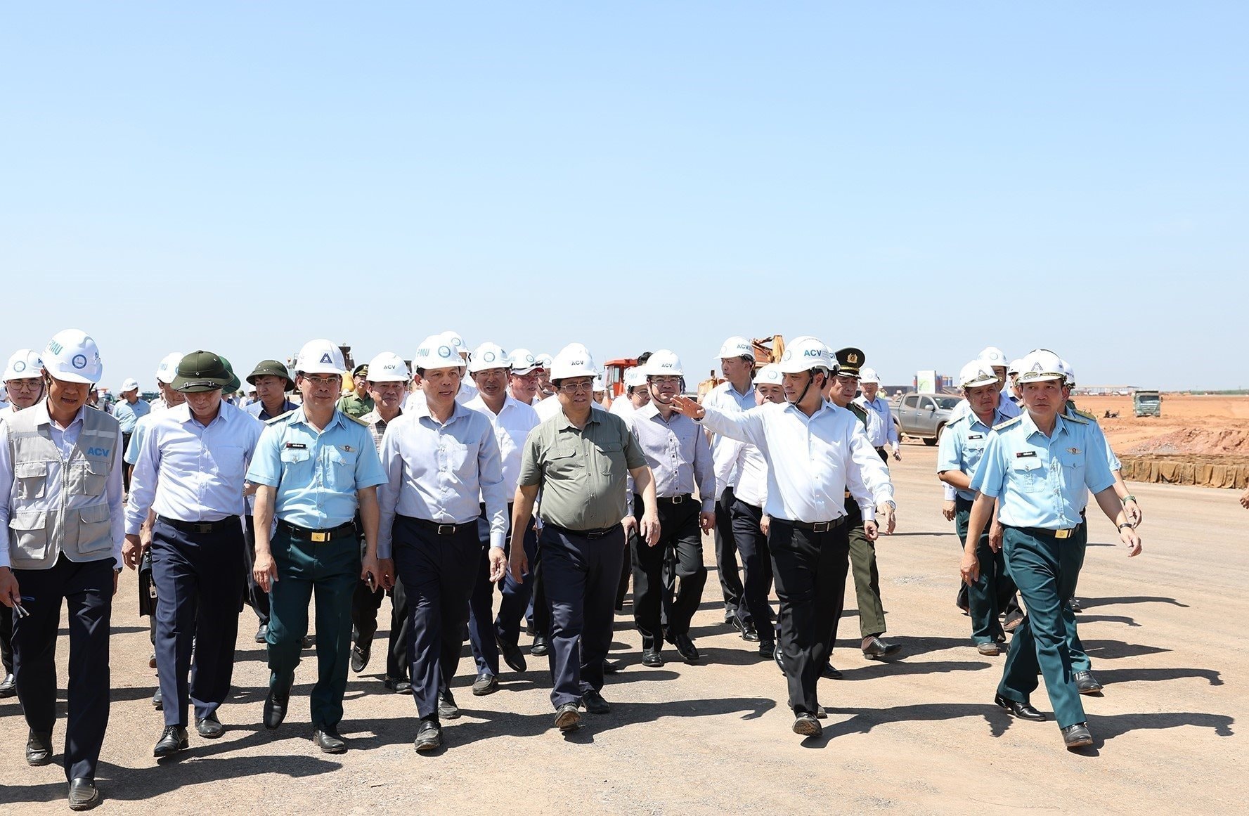 vna_potal_thu_tuong_pham_minh_chinh_kiem_tra_tien_do_du_an_dau_tu_xay_dung_cang_hang_khong_quoc_te_long_thanh_7223708.jpg