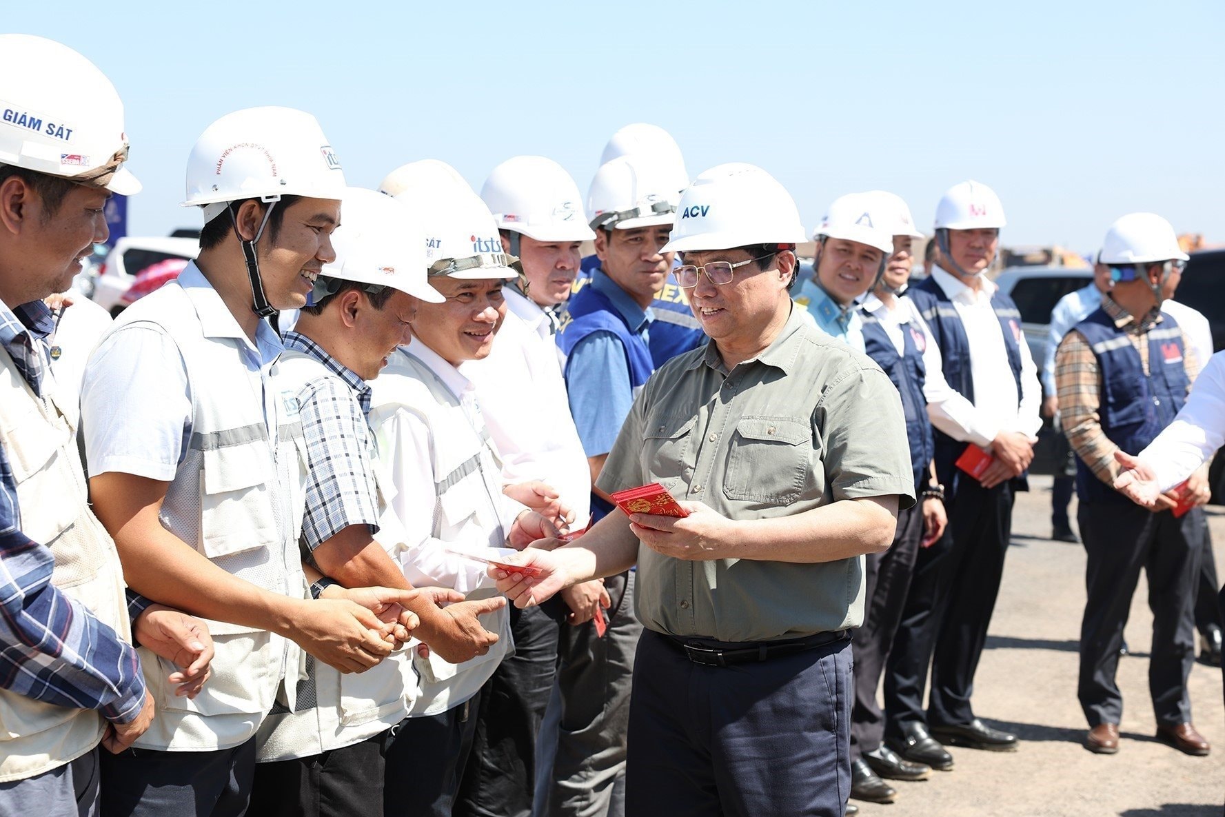 vna_potal_thu_tuong_pham_minh_chinh_kiem_tra_tien_do_du_an_xay_dung_cang_hang_khong_quoc_te_long_thanh_7223710.jpg