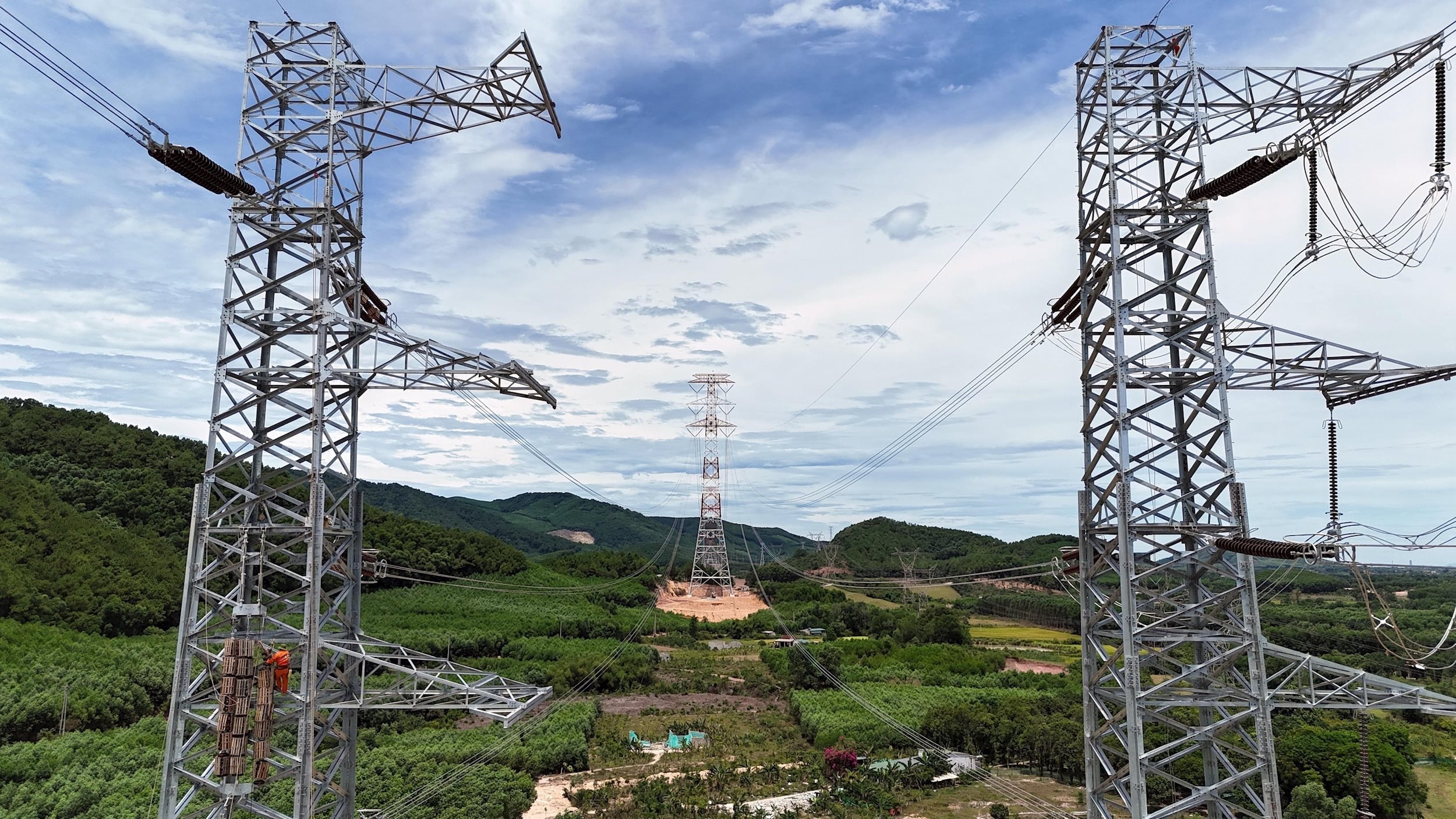 vna_potal_10_su_kien_noi_bat_cua_viet_nam_nam_2024_do_ttxvn_binh_chon-su_kien_8_hoan_thanh_than_toc_cong_trinh_500kv_mach_3__7774130.jpg