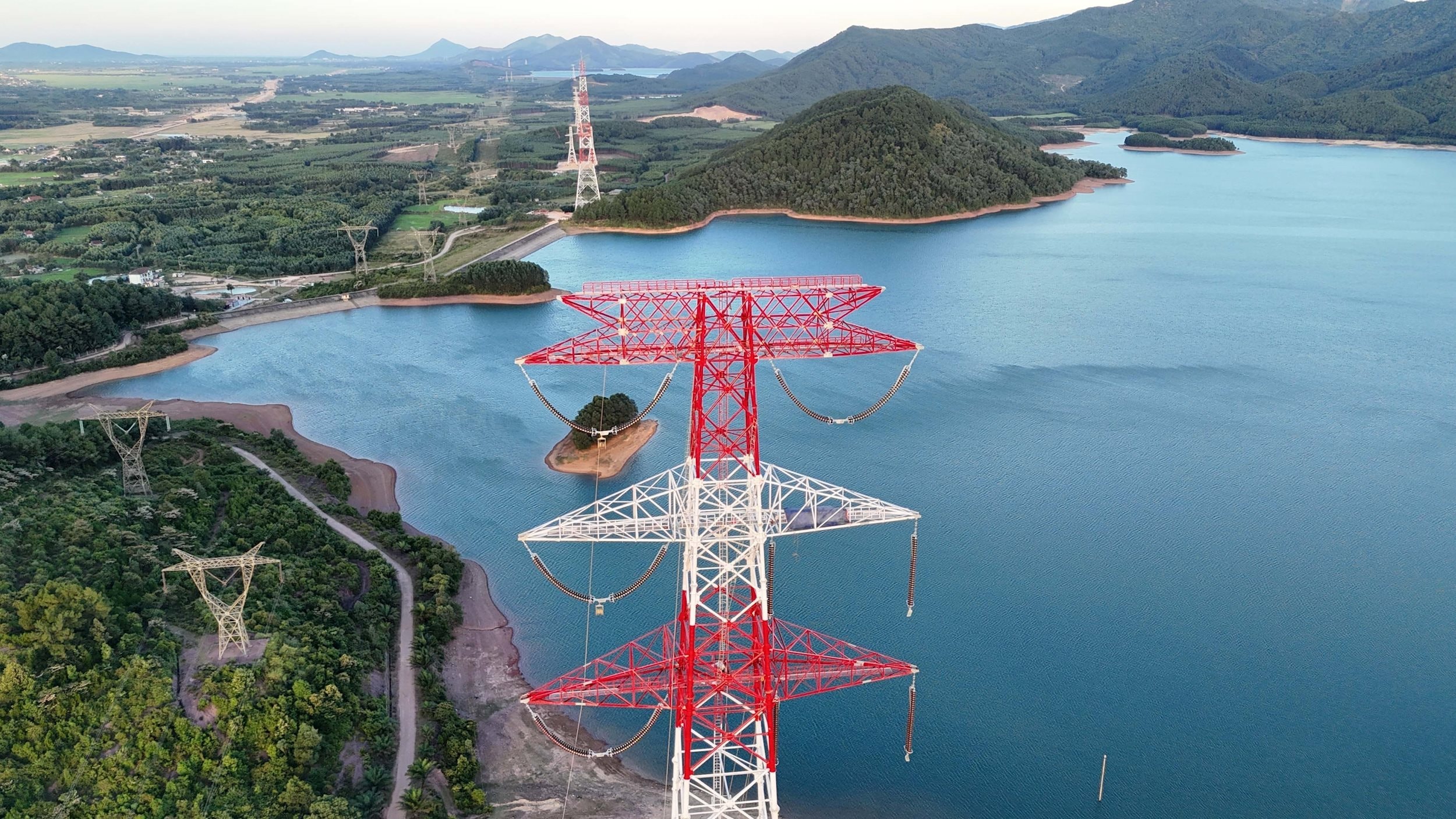 vna_potal_10_su_kien_noi_bat_cua_viet_nam_nam_2024_do_ttxvn_binh_chon-su_kien_8_hoan_thanh_than_toc_cong_trinh_500kv_mach_3__7774132.jpg