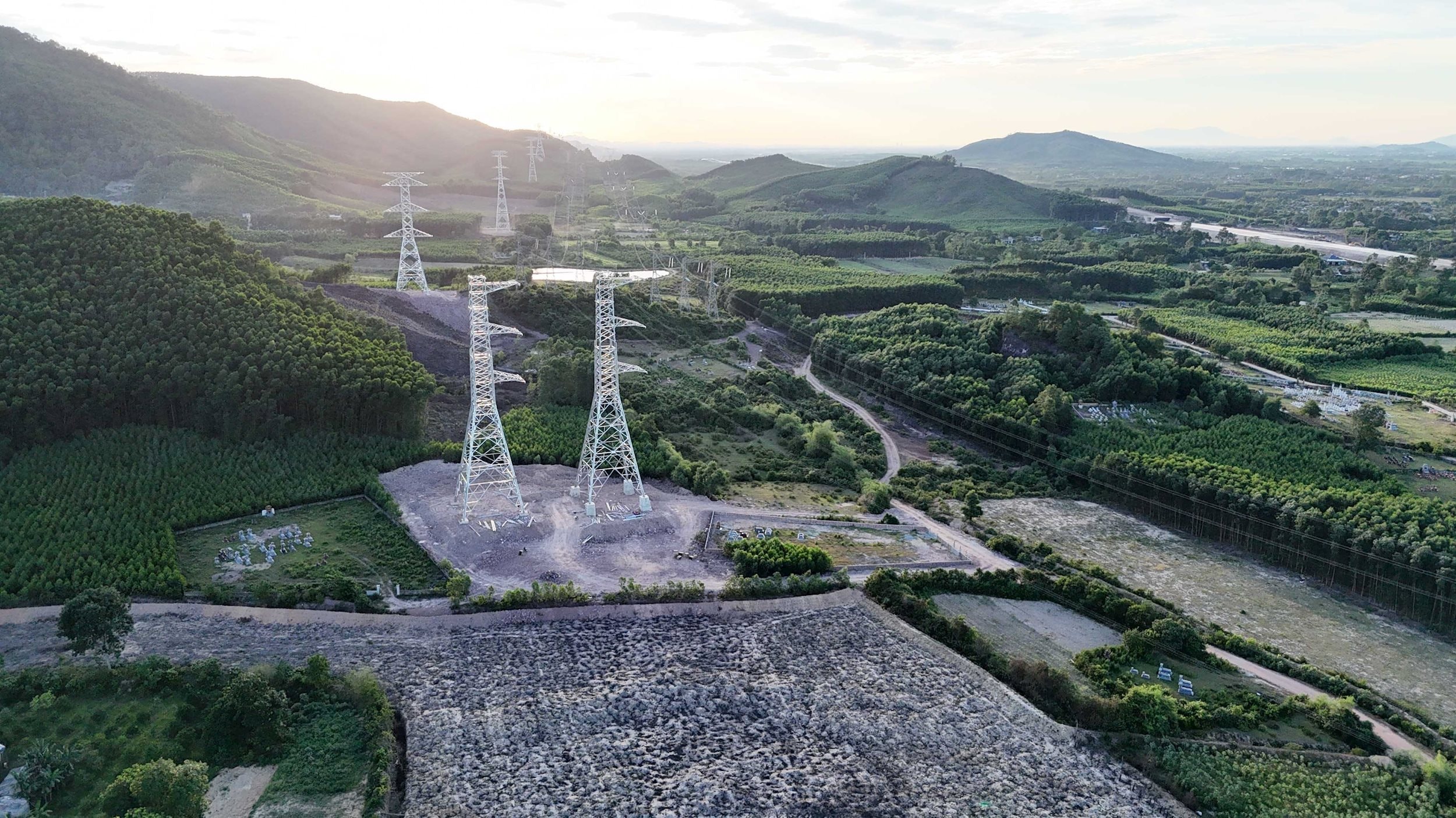 vna_potal_10_su_kien_noi_bat_cua_viet_nam_nam_2024_do_ttxvn_binh_chon-su_kien_8_hoan_thanh_than_toc_cong_trinh_500kv_mach_3__7774125.jpg