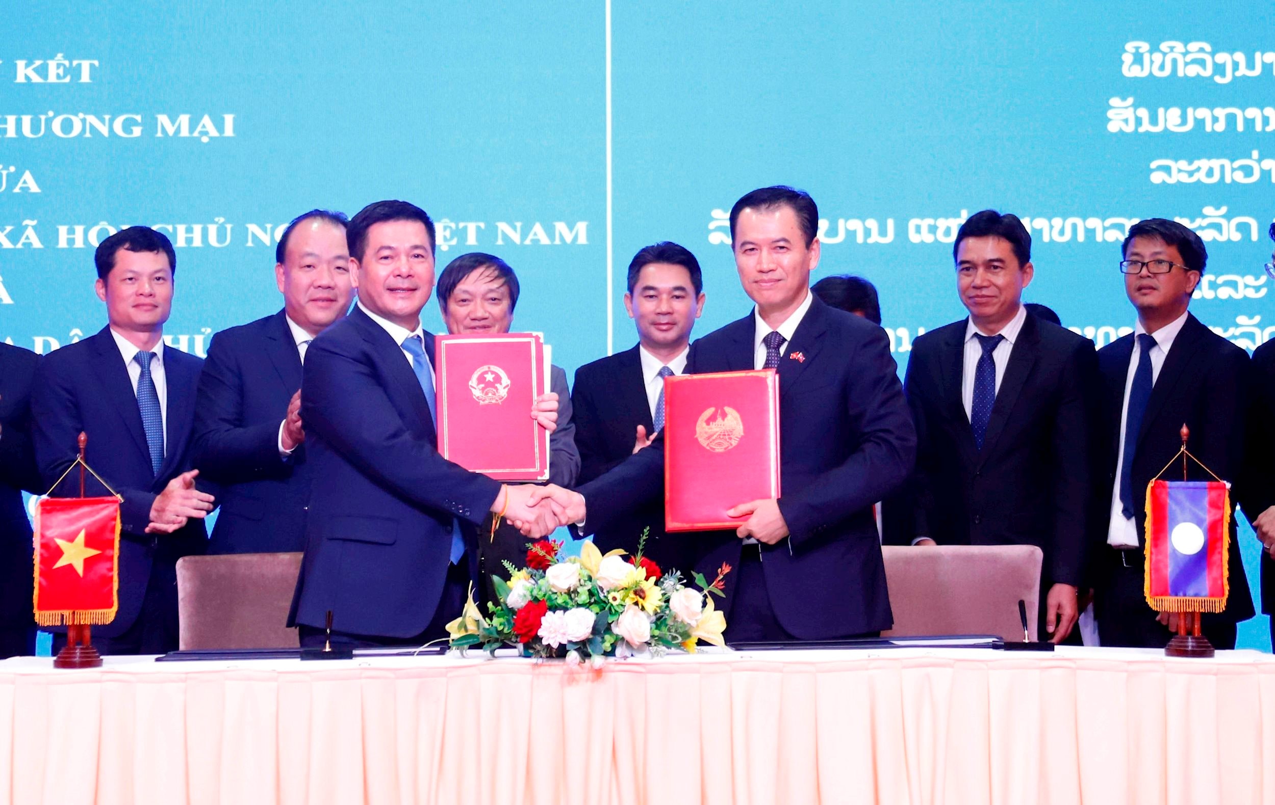 vna_potal_viet_nam_-_lao_ky_hiep_dinh_thuong_mai_moi_7312844.jpg