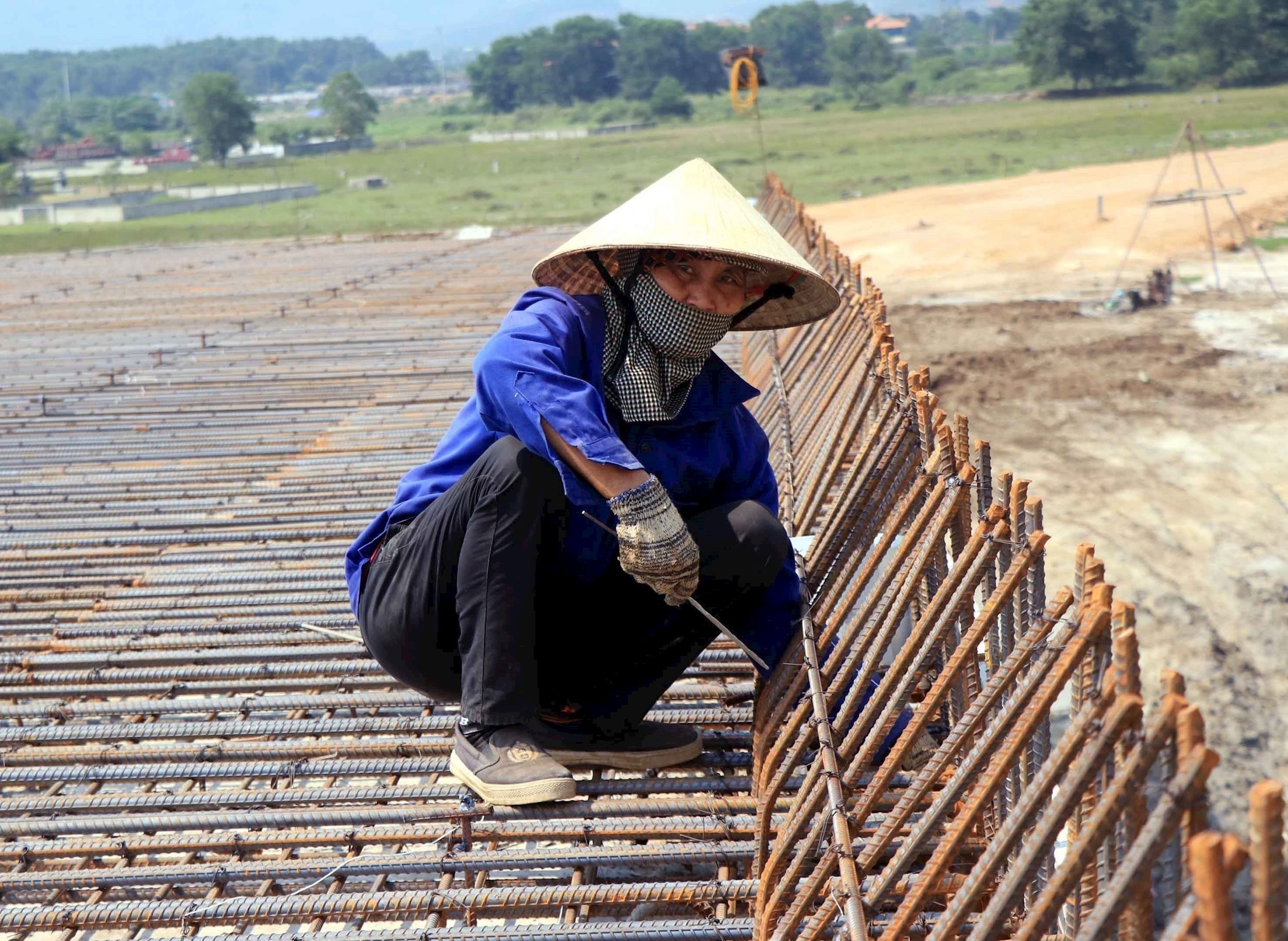 vna_potal_ha_tinh_nang_40_do_c_cong_nhan_miet_mai_thi_cong_cao_toc_bac-nam_______7305423.jpg