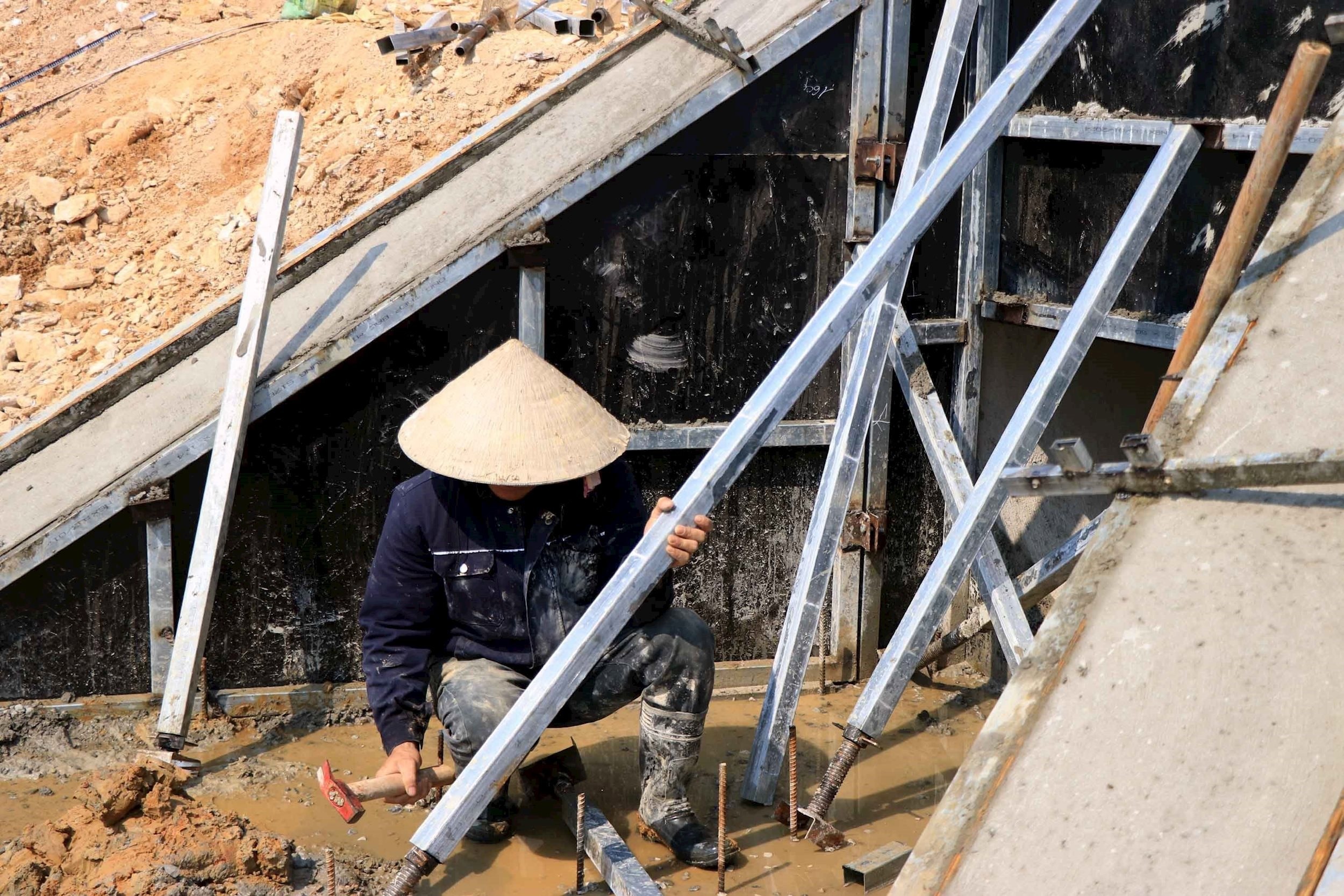 vna_potal_ha_tinh_nang_nong_cong_nhan_vuot_nang_thi_cong_cao_toc_bac-nam__7305610.jpg