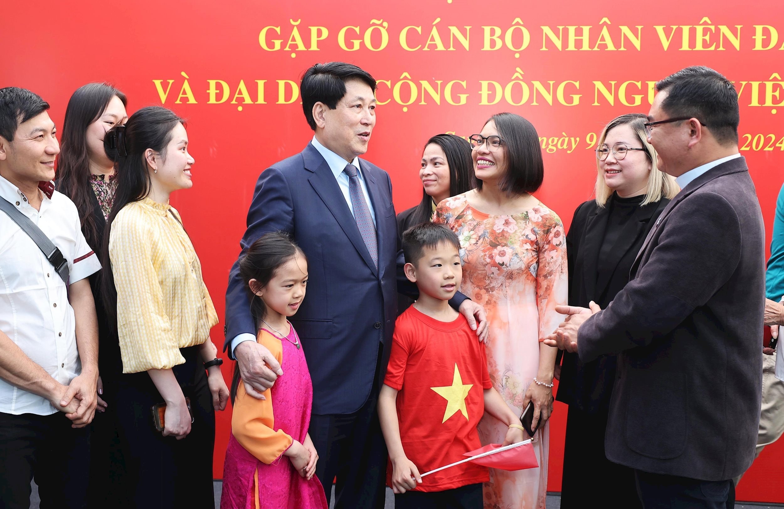vna_potal_chu_tich_nuoc_luong_cuong_gap_cong_dong_nguoi_viet_nam_tai_chile_7696058.jpg