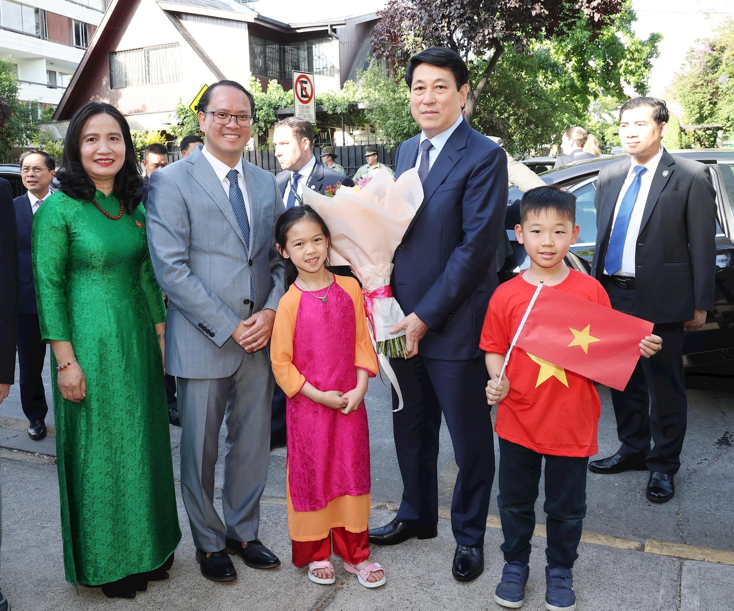 vna_potal_chu_tich_nuoc_luong_cuong_gap_cong_dong_nguoi_viet_nam_tai_chile_7696072.jpg