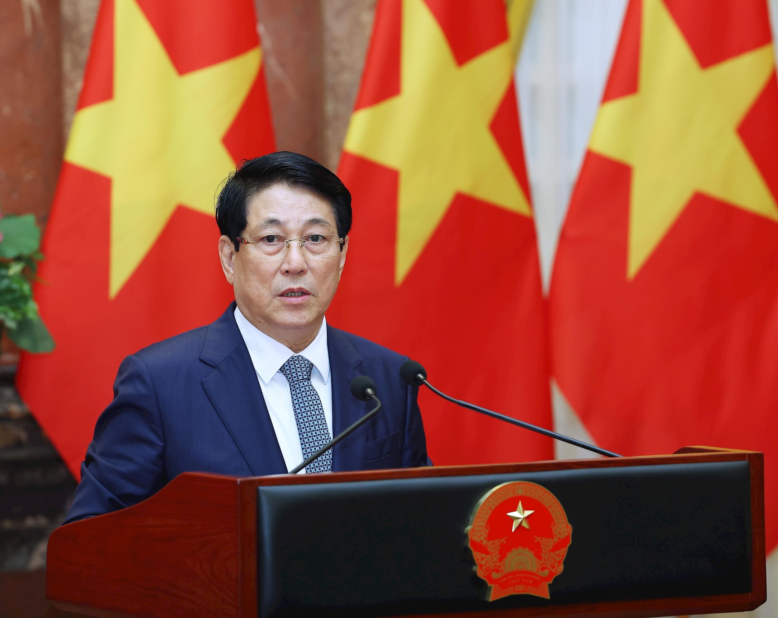 vna_potal_chu_tich_nuoc_luong_cuong_tiep_dai_su_zimbabwe_va_dai_su_bolivia_trinh_quoc_thu_7777125.jpg