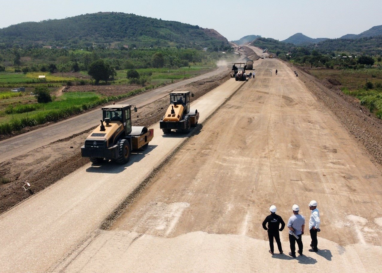 vna_potal_phu_yen_duy_tri_lam_viec_tren_cong_truong_cao_toc_bac_-_nam__7347513.jpg