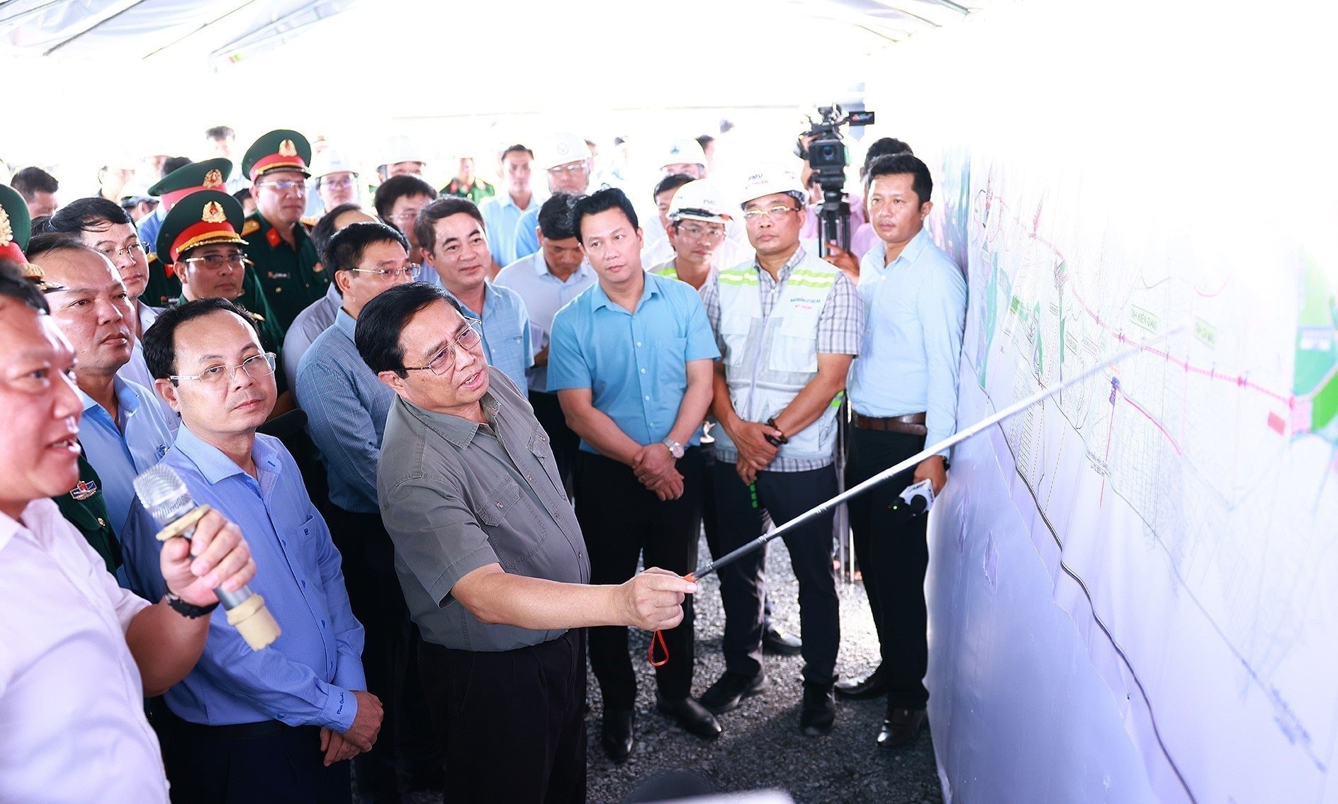 vna_potal_thu_tuong_pham_minh_chinh_kiem_tra_cong_truong_thi_cong_cao_toc_bac_-_nam_phia_dong_doan_qua_tinh_hau_giang_7479379.jpg