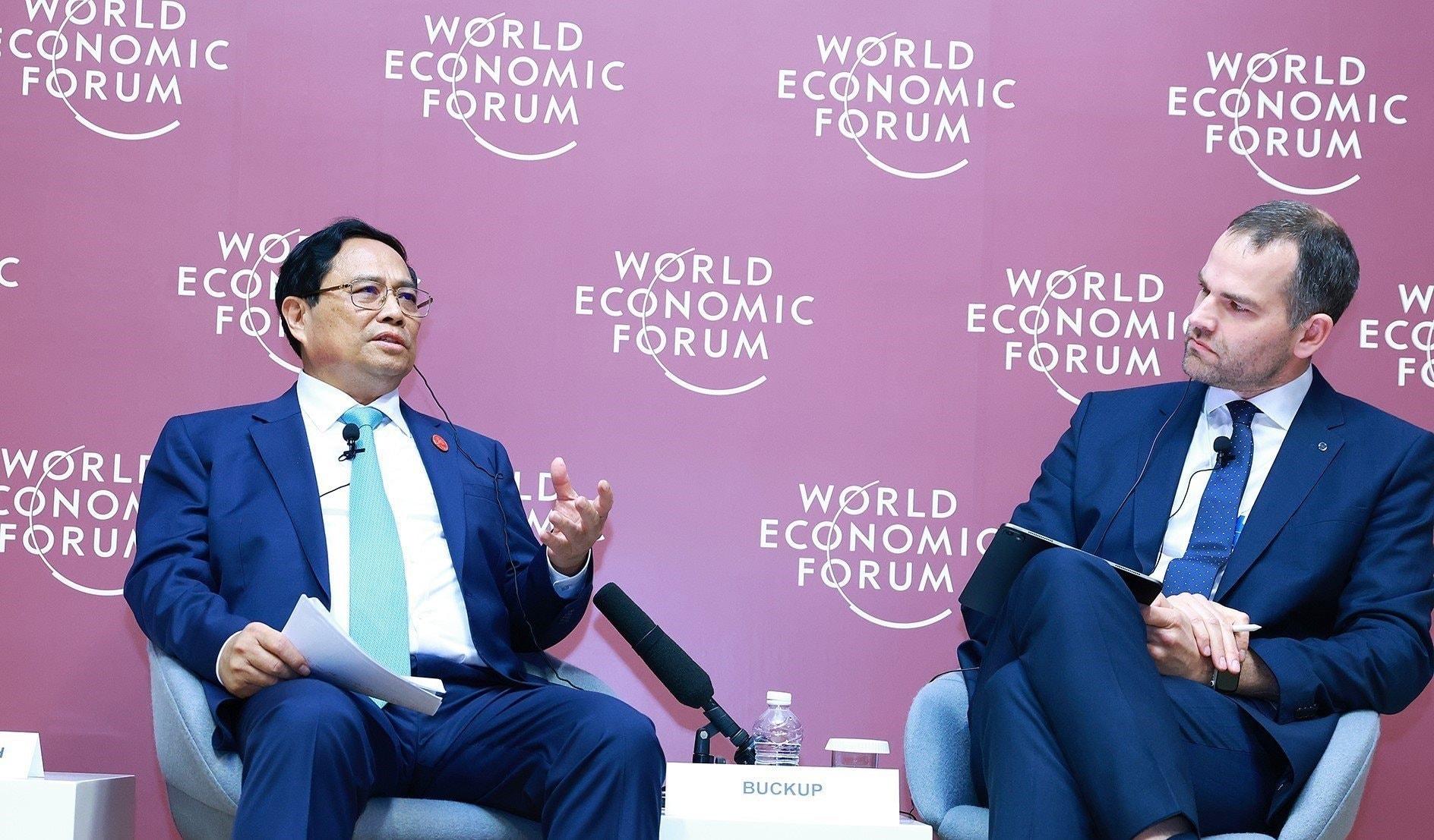 vna_potal_thu_tuong_pham_minh_chinh_toa_dam_voi_cong_dong_doanh_nghiep_khoi_nghiep_doi_moi_sang_tao_cua_wef_7447970(1).jpg