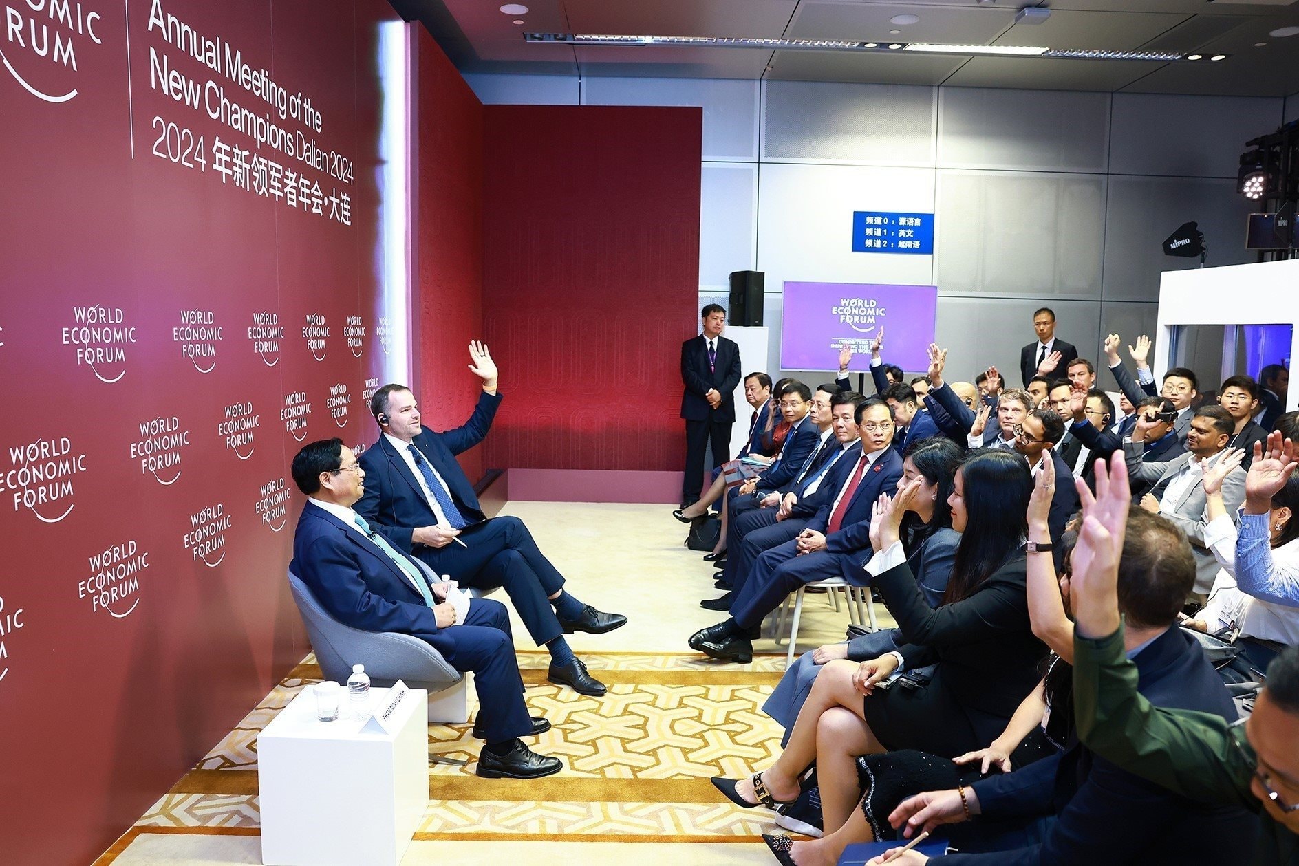 vna_potal_thu_tuong_pham_minh_chinh_toa_dam_voi_cong_dong_doanh_nghiep_khoi_nghiep_doi_moi_sang_tao_cua_wef_7447976(1).jpg