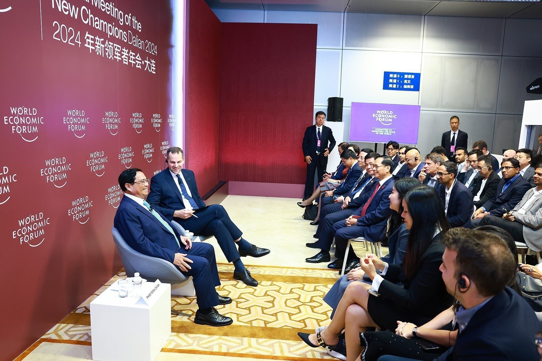 vna_potal_thu_tuong_pham_minh_chinh_toa_dam_voi_cong_dong_doanh_nghiep_khoi_nghiep_doi_moi_sang_tao_cua_wef_7447977(1).jpg
