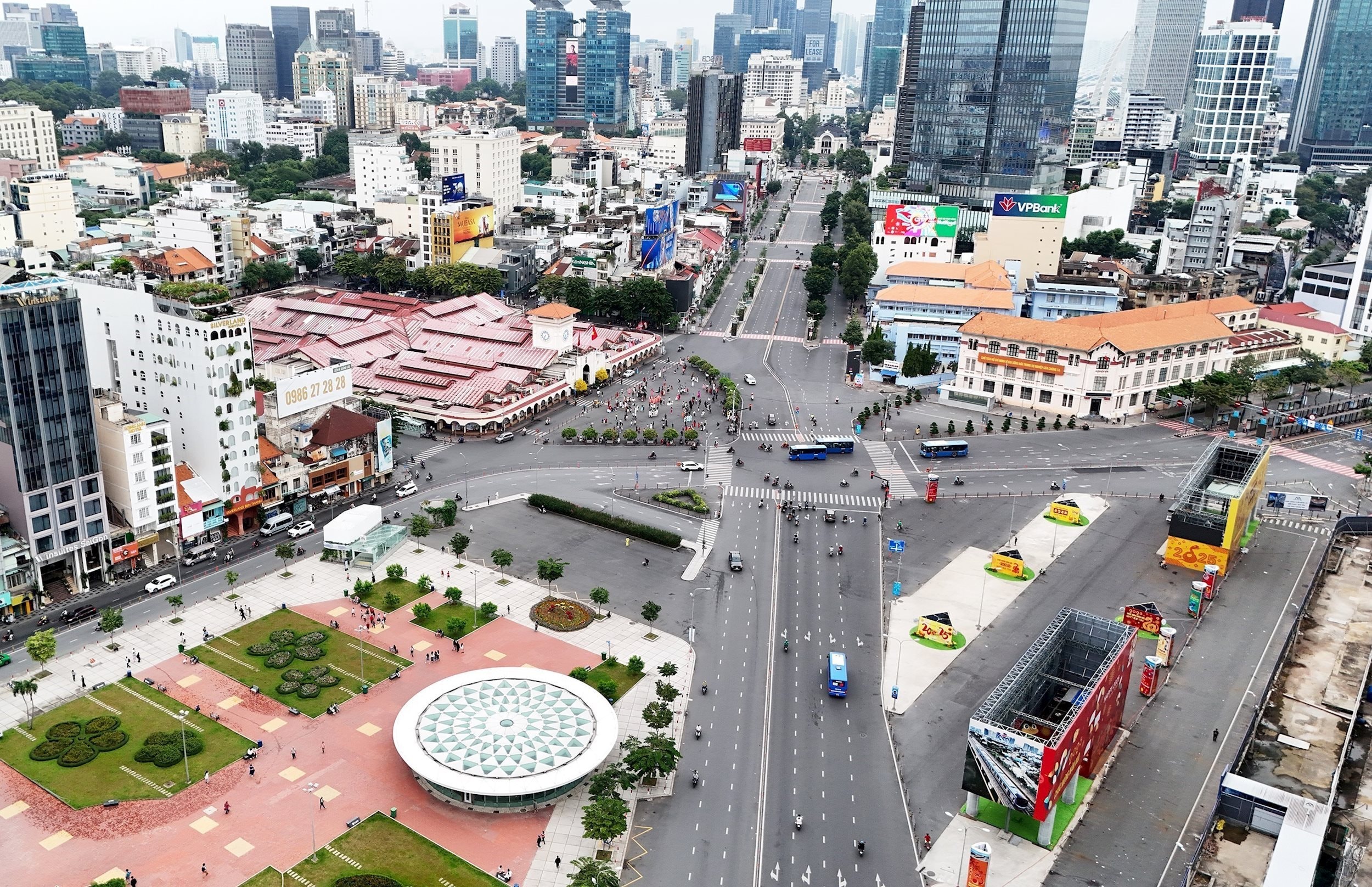 vna_potal_thanh_pho_ho_chi_minh_sang_ngay_dau_nam_moi_2025_7785535.jpg