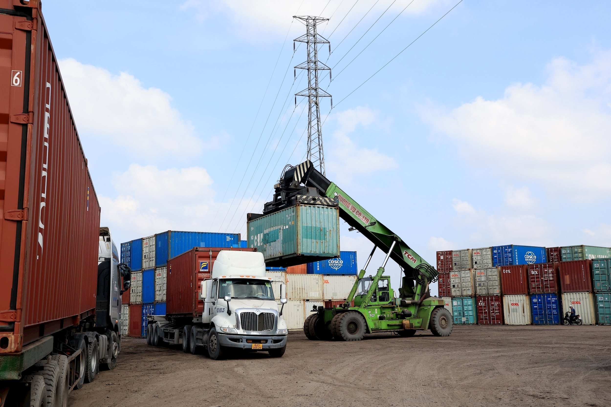 3-f-boc-do-container-gao-xuat-khau-di-trung-quoc-tai-cang-logistics-cong-ty-tnhh-duong-vu-huyen-thu-thua-long-an-.-anh-hong-dat-ttxvn.jpg