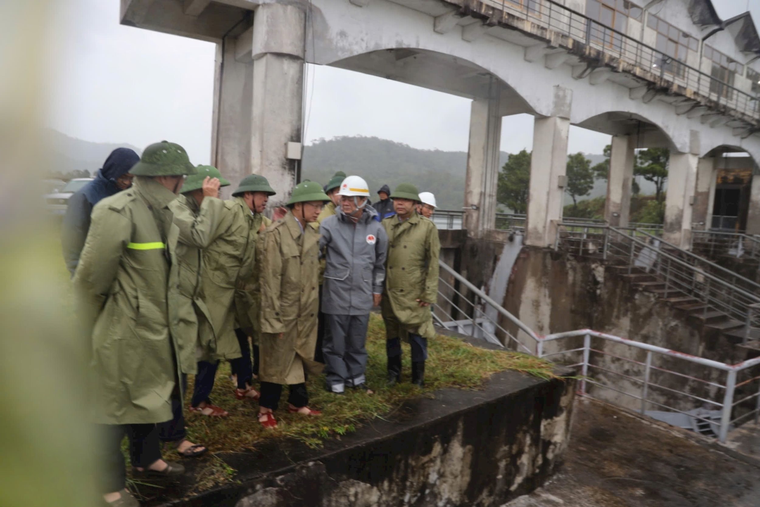 bo-truong-nn-va-ptnt-le-minh-hoan-kiem-tra-cong-tac-phong-chong-bao-so-3-tai-ho-chua-nuoc-yen-lap-thi-xa-quang-yen-.-anh-thanh-van-ttxvn.jpg