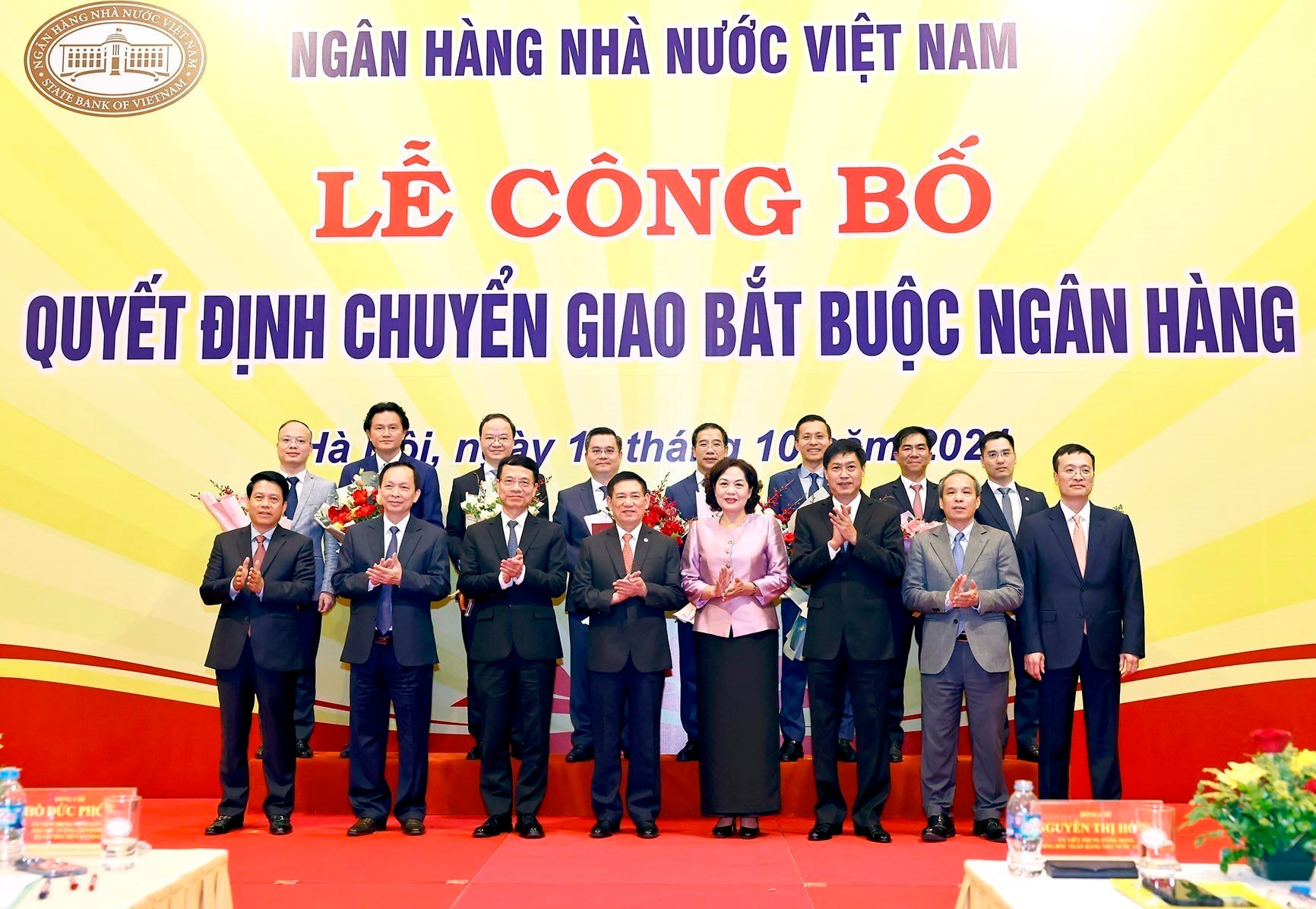 vna_potal_pho_thu_tuong_ho_duc_phoc_du_le_cong_bo_quyet_dinh_chuyen_giao_bat_buoc_2_ngan_hang_7656900.jpg