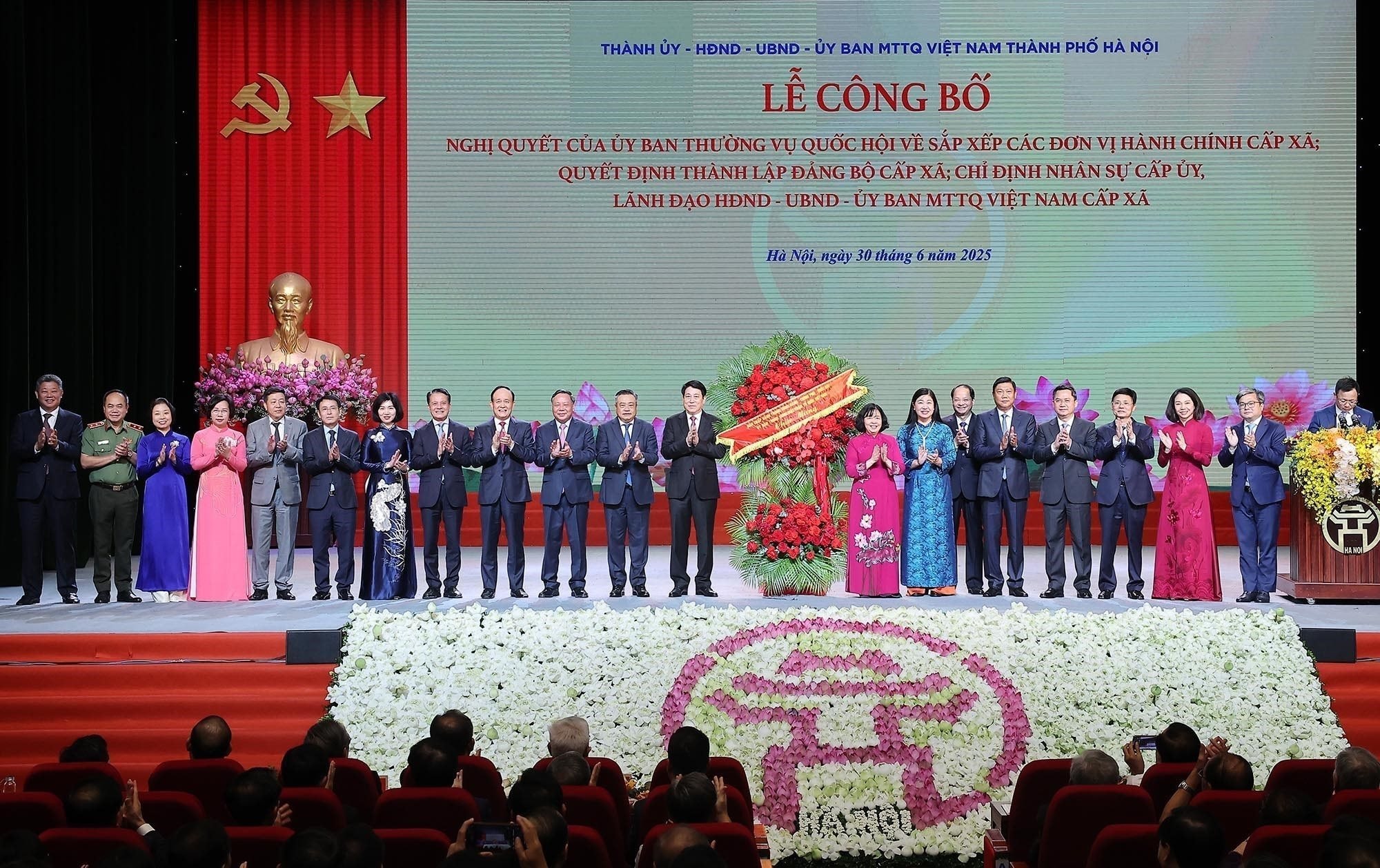 vna_potal_chu_tich_nuoc_du_le_cong_bo_nghi_quyet_quyet_dinh_sap_nhap_don_vi_hanh_chinh_tai_ha_noi_8122029.jpg