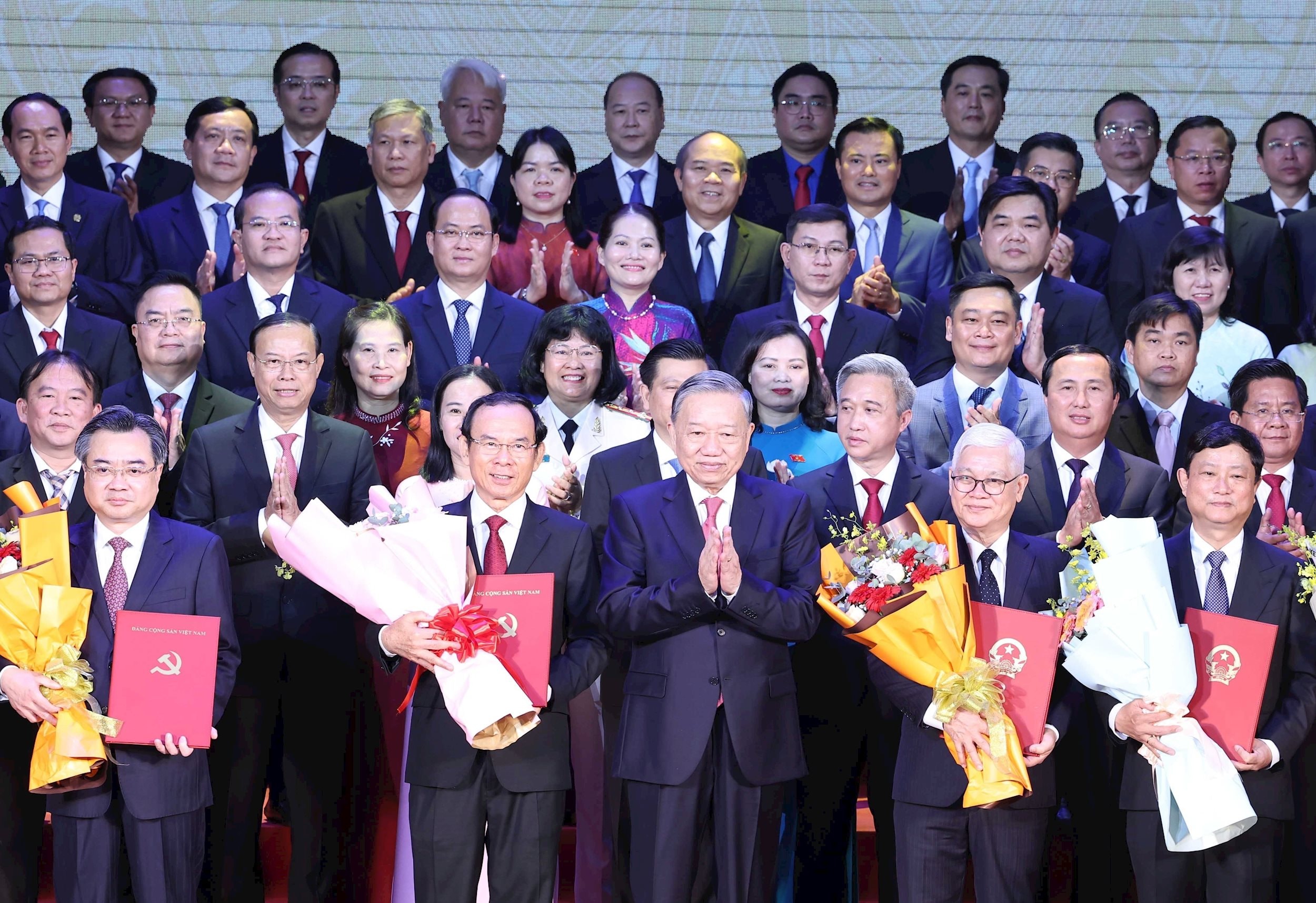 vna_potal_tong_bi_thu_du_le_cong_bo_cac_nghi_quyet_quyet_dinh_ve_sap_nhap_don_vi_hanh_chinh_tai_thanh_pho_ho_chi_minh_8122105.jpg