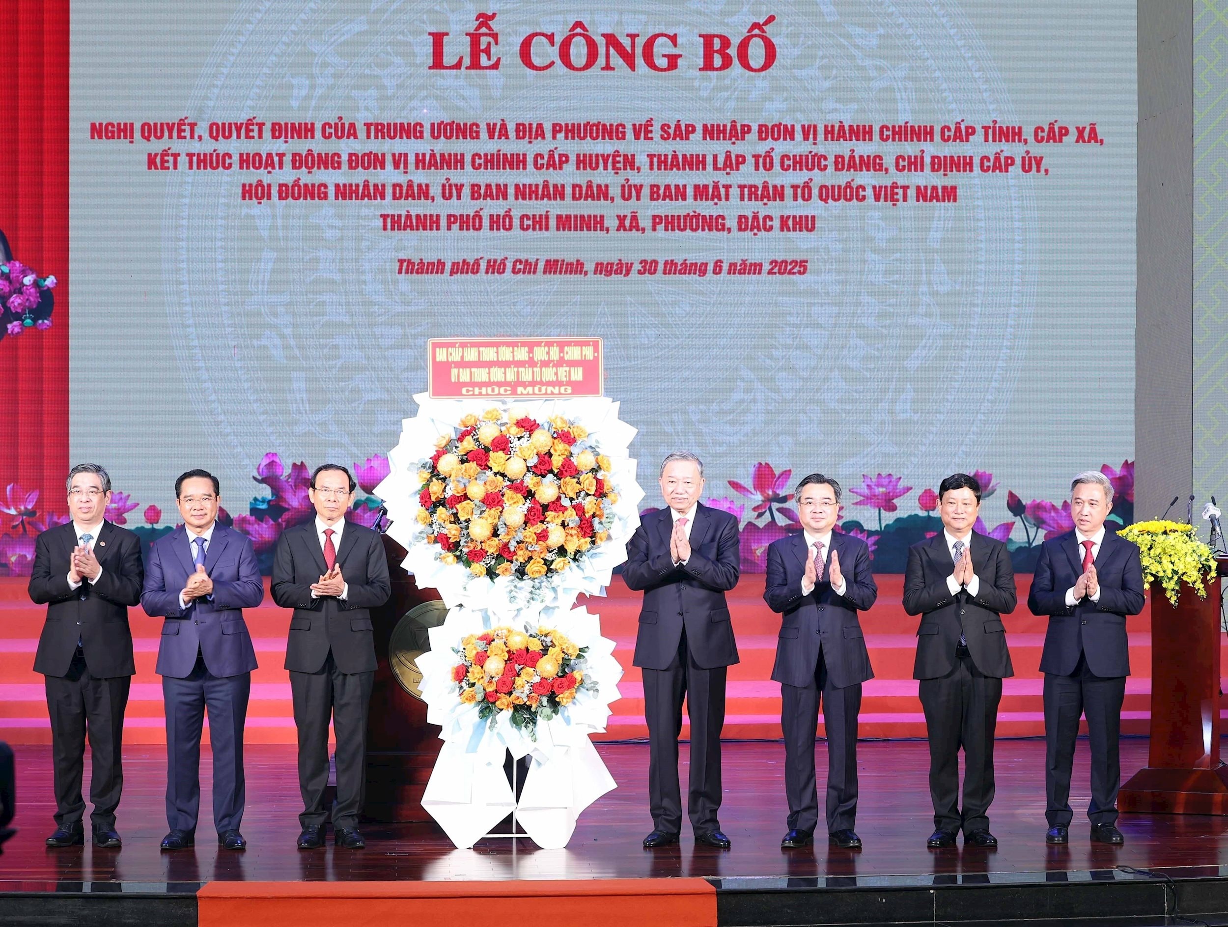 vna_potal_tong_bi_thu_du_le_cong_bo_cac_nghi_quyet_quyet_dinh_ve_sap_nhap_don_vi_hanh_chinh_tai_tp_ho_chi_minh_8122235.jpg