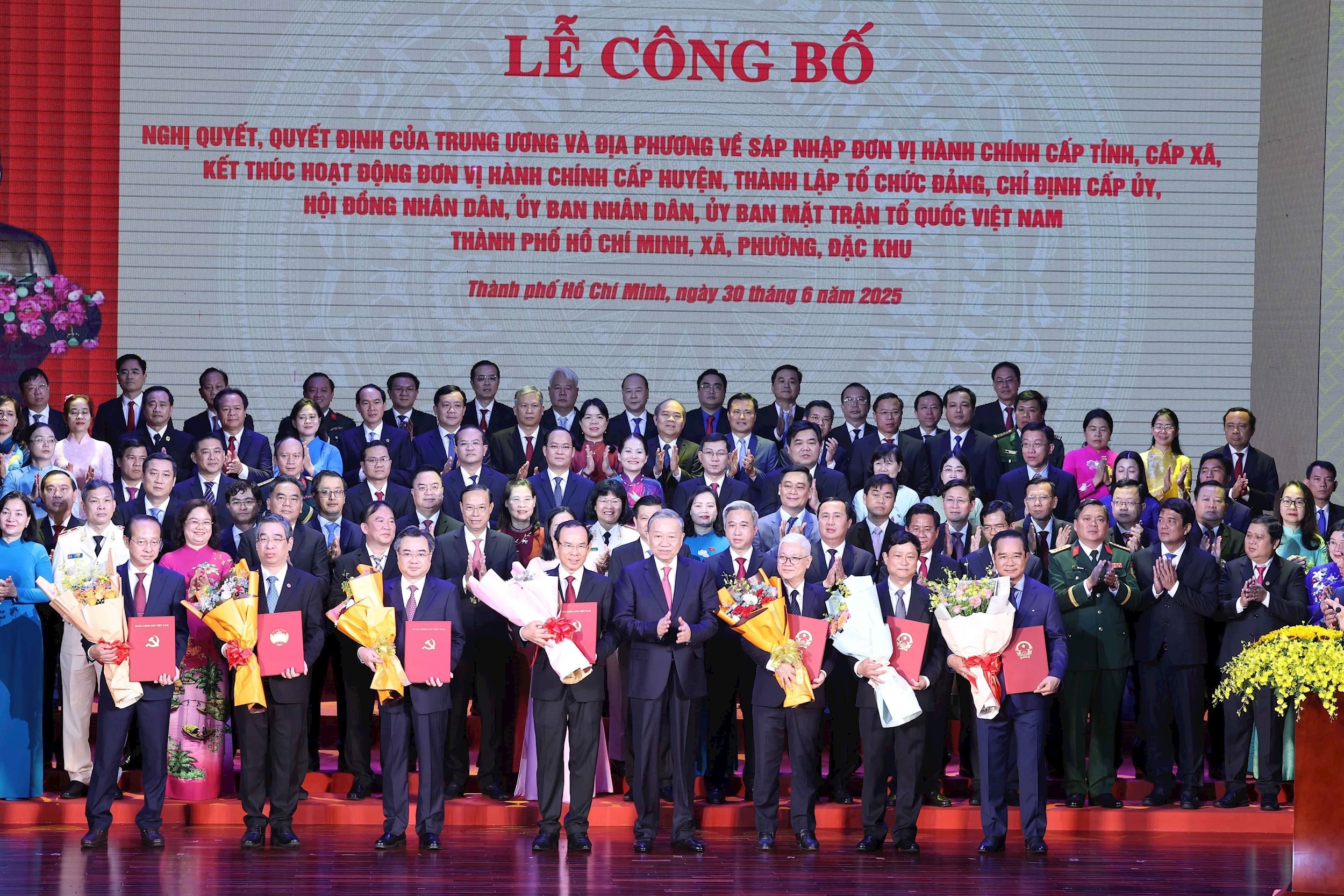 vna_potal_tong_bi_thu_to_lam_du_le_cong_bo_cac_nghi_quyet_quyet_dinh_ve_sap_nhap_don_vi_hanh_chinh_tai_thanh_pho_ho_chi_minh_8122101.jpg