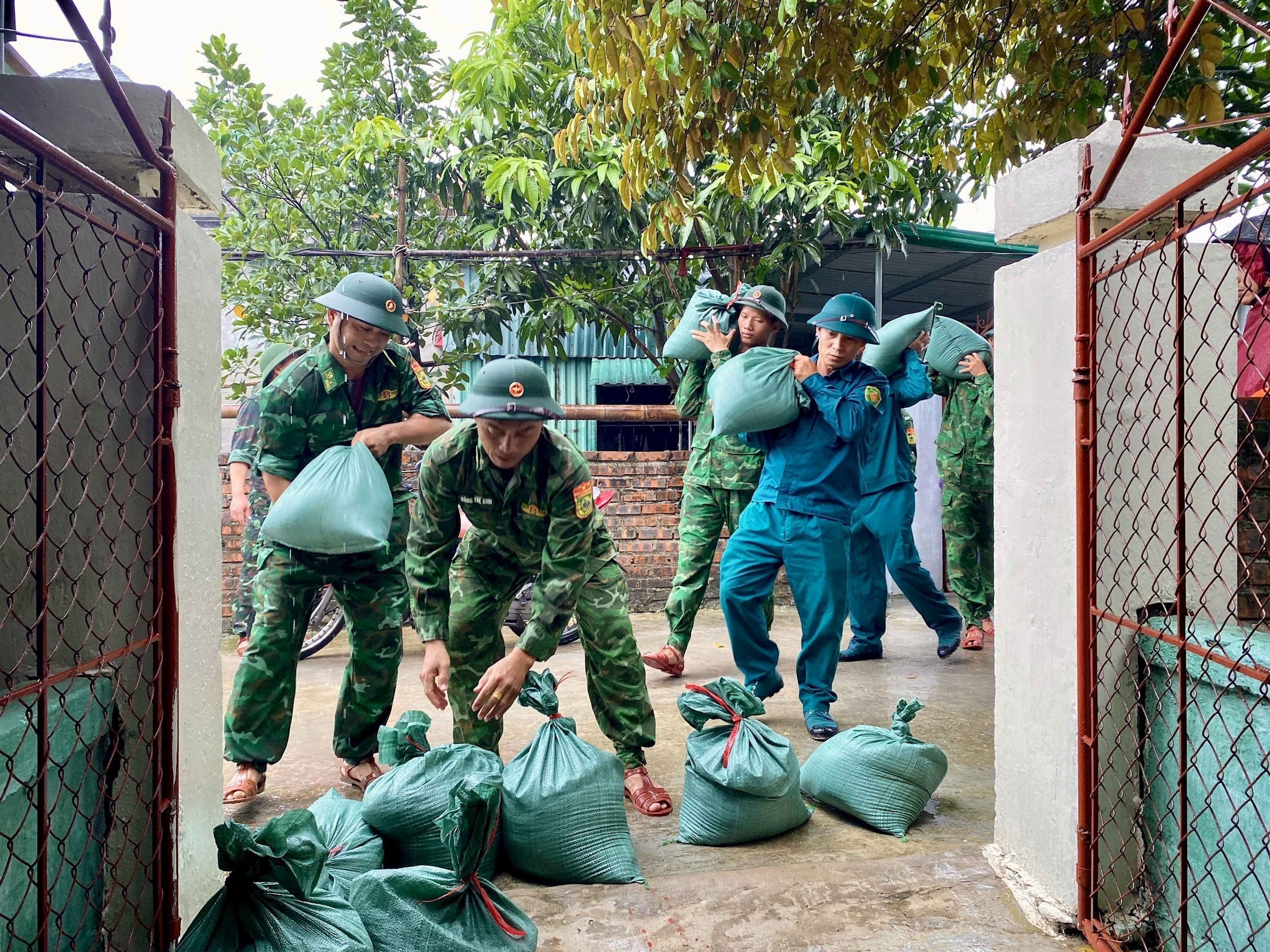 vna_potal_luc_luong_quan_doi_ho_tro_nguoi_dan_ha_tinh_ung_pho_bao_so_3_8162285.jpg