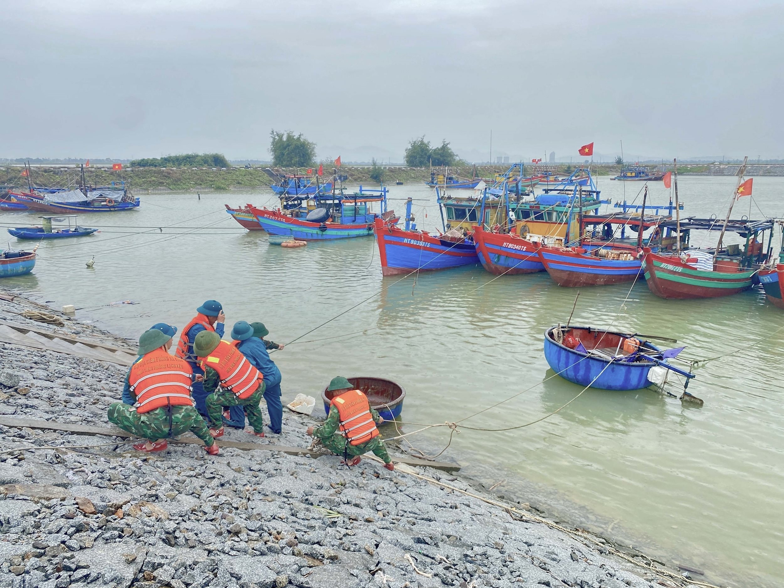vna_potal_luc_luong_quan_doi_ho_tro_nguoi_dan_ha_tinh_ung_pho_bao_so_3_8162311.jpg