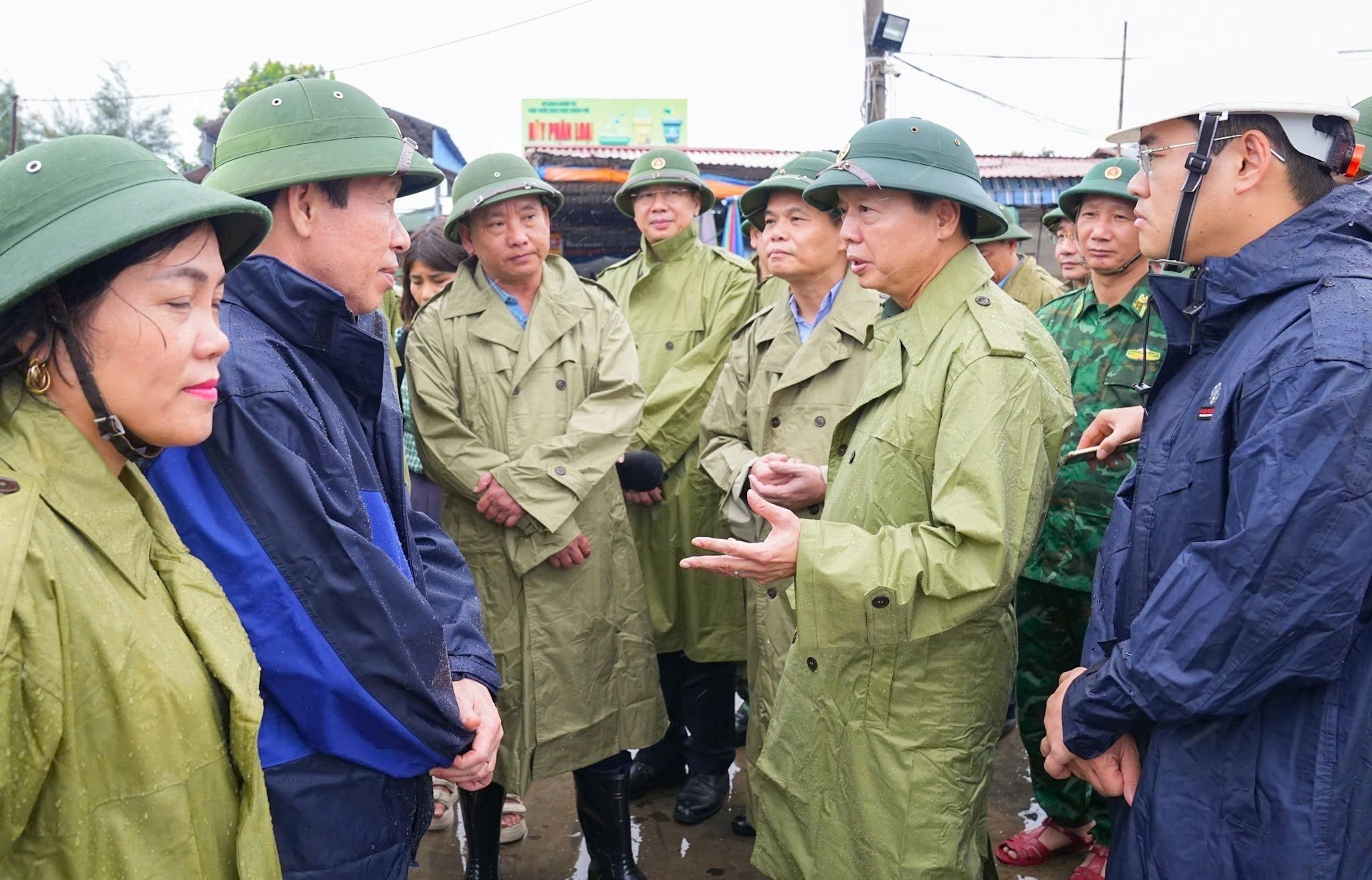 vna_potal_pho_thu_tuong_tran_hong_ha_kiem_tra_chi_dao_cong_tac_phong_chong_bao_so_3_tai_hai_phong_8161933.jpg
