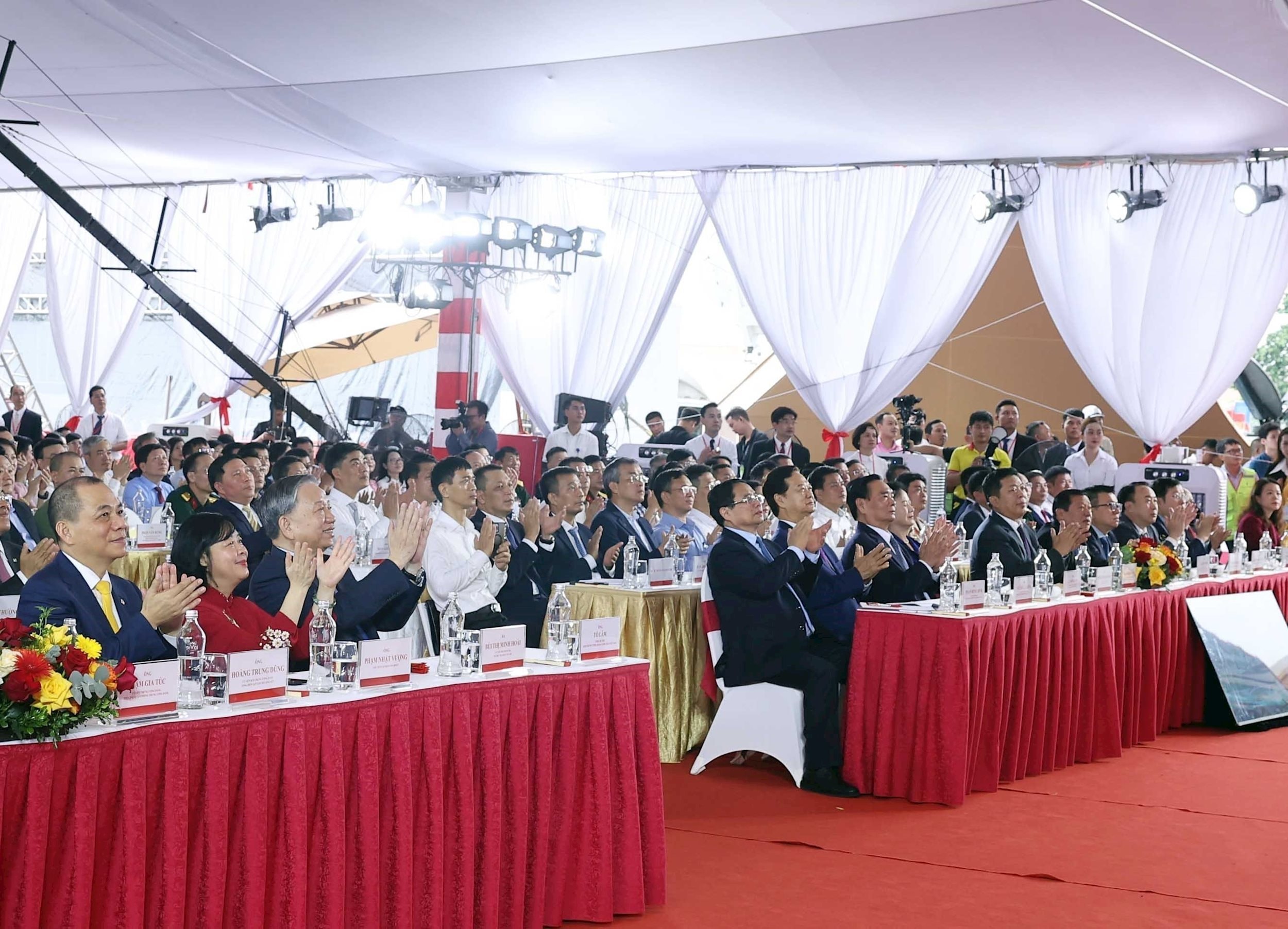 vna_potal_tong_bi_thu_va_thu_tuong_du_le_khanh_thanh_khoi_cong_cac_du_an_cong_trinh_chao_mung_80_nam_quoc_khanh_29_8219564.jpg