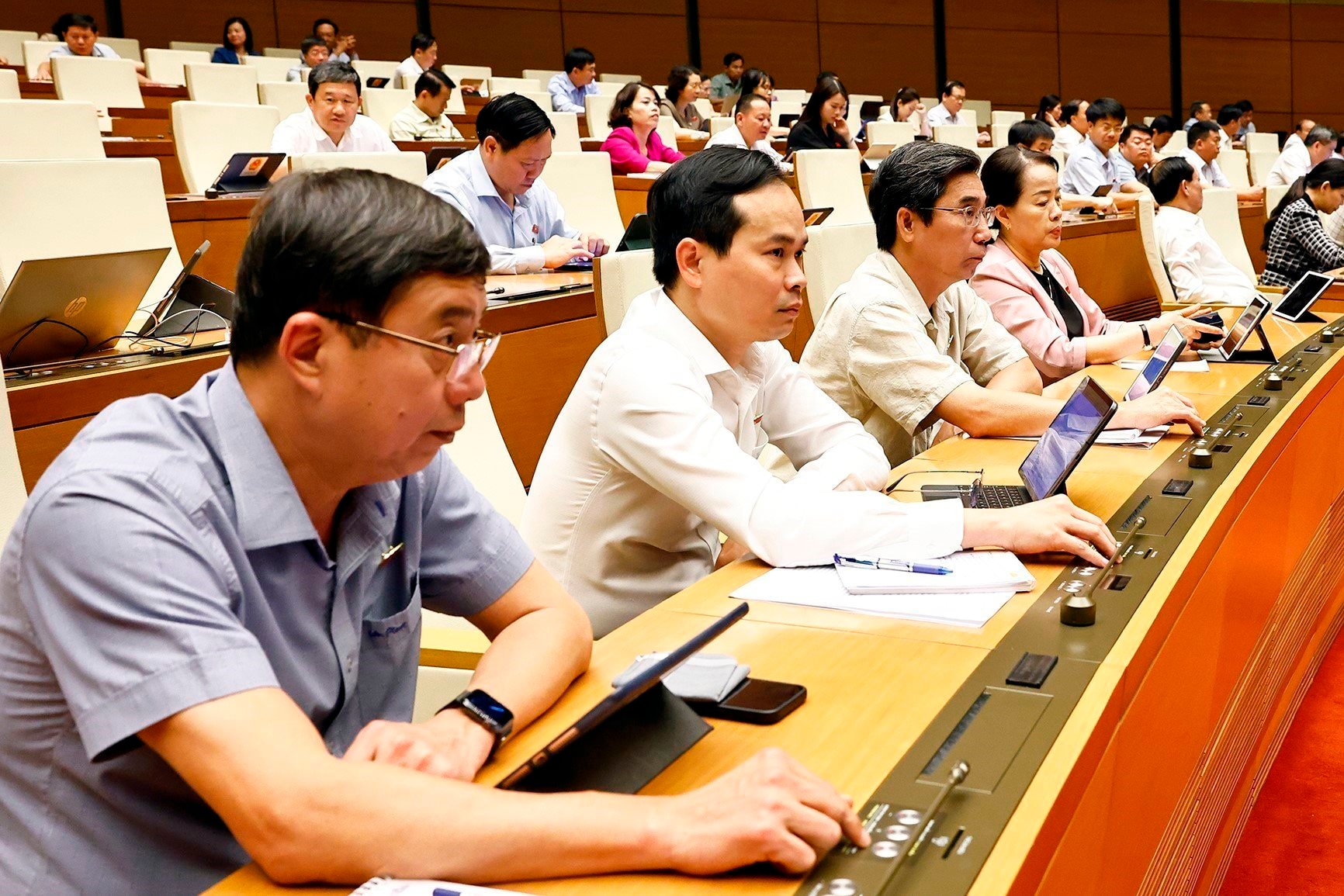 vna_potal_quoc_hoi_bieu_quyet_thong_qua_3_nghi_quyet_quan_trong_8037695.jpg