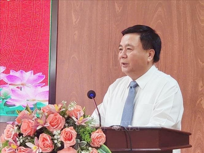 vna_potal_uy_vien_bo_chinh_tri_nguyen_xuan_thang_trao_quyet_dinh_ve_cong_tac_can_bo_tai_hoc_vien_chinh_tri_khu_vuc_iv_stand.jpg