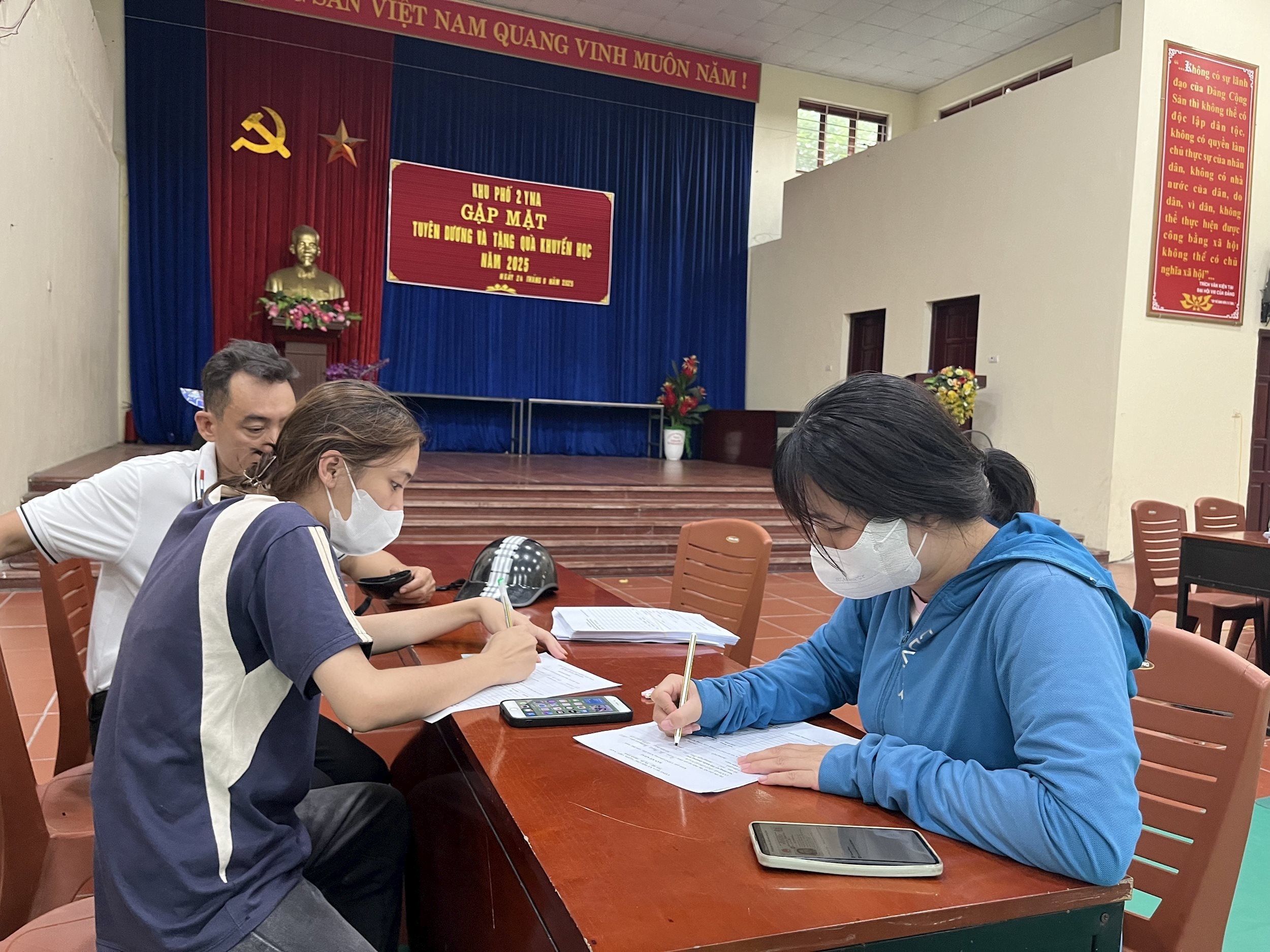 vna_potal_bac_ninh_trao_tien_qua_tang_quoc_khanh_cho_nhan_dan_8248944.jpeg