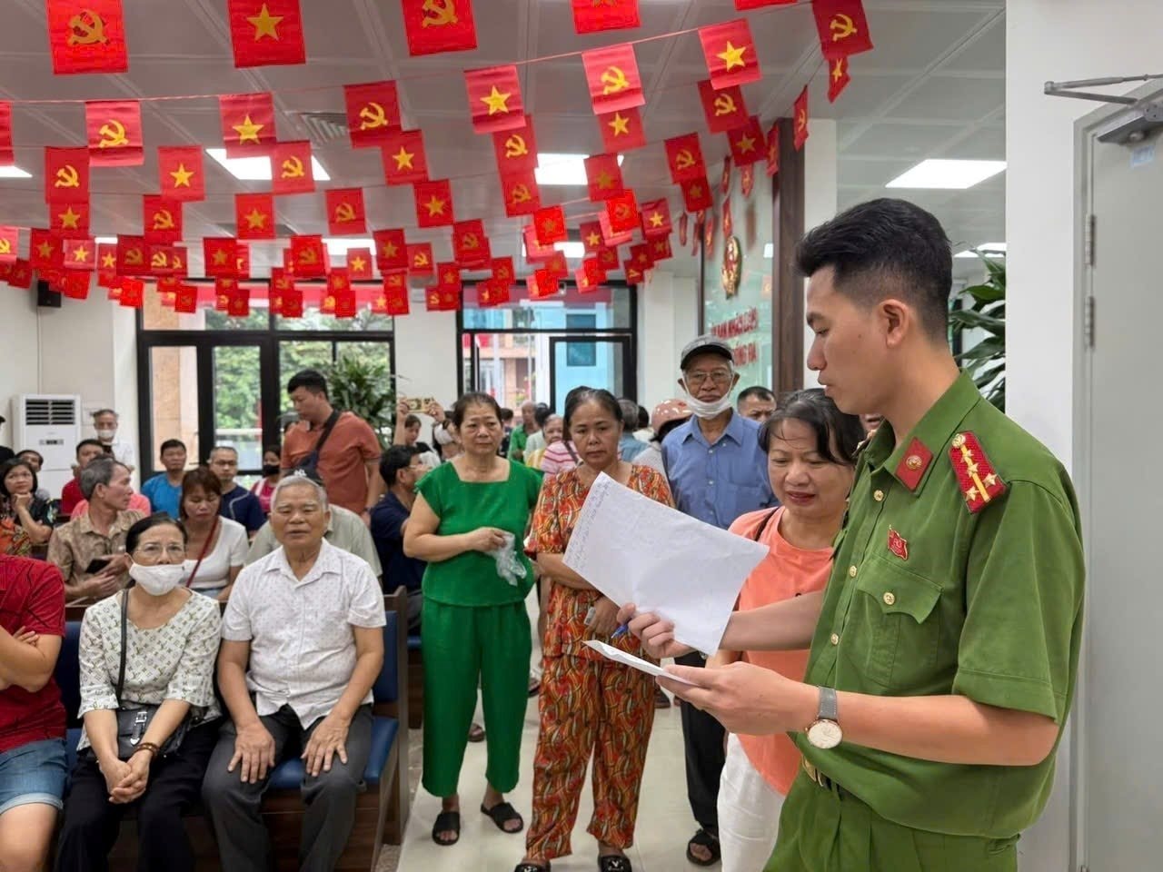 vna_potal_ha_noi_-tang_toc-_trao_tang_qua_tet_doc_lap_cho_nguoi_dan_8249796.jpg