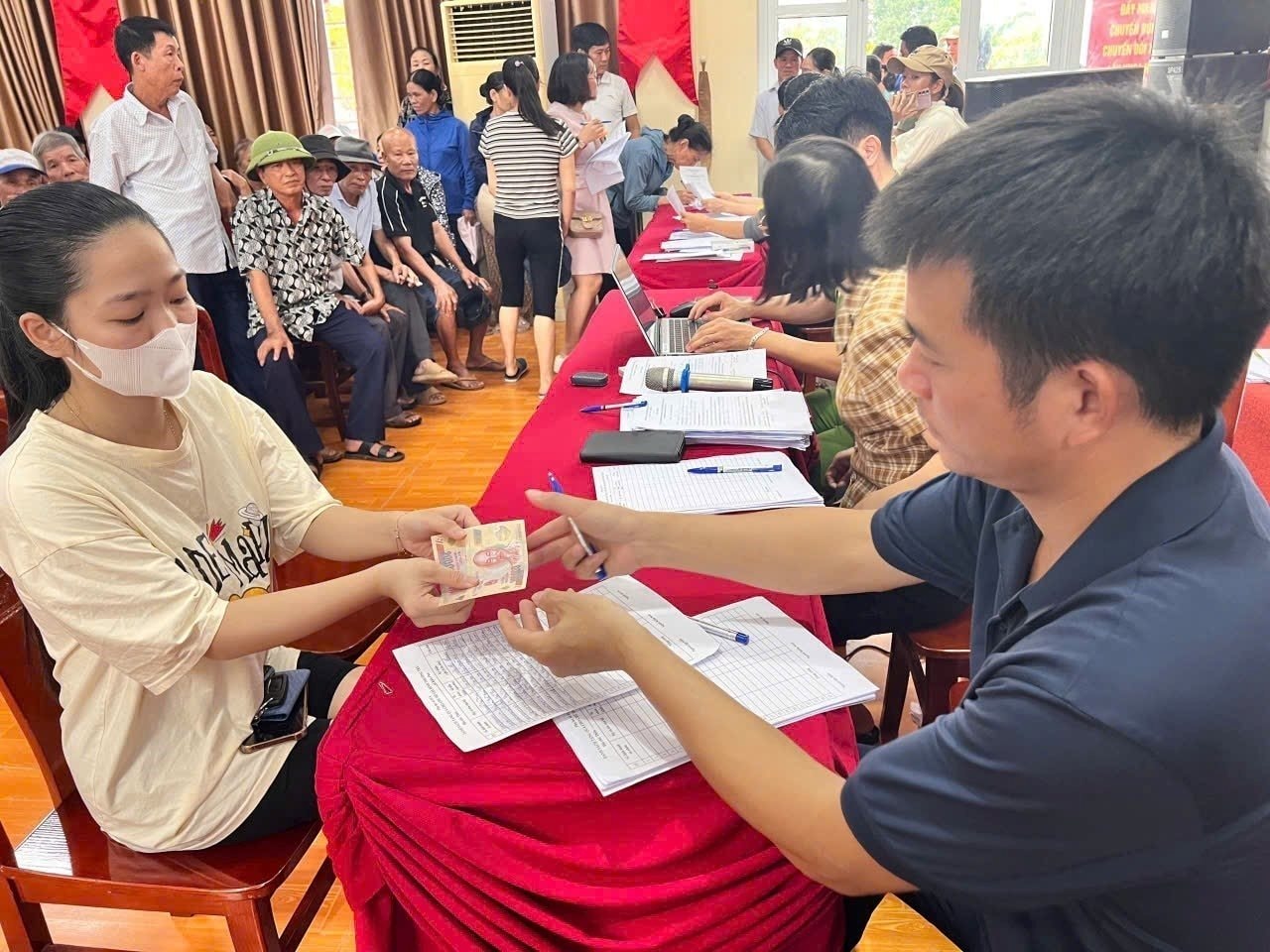 vna_potal_ha_noi_-tang_toc-_trao_tang_qua_tet_doc_lap_cho_nguoi_dan_8249799.jpg
