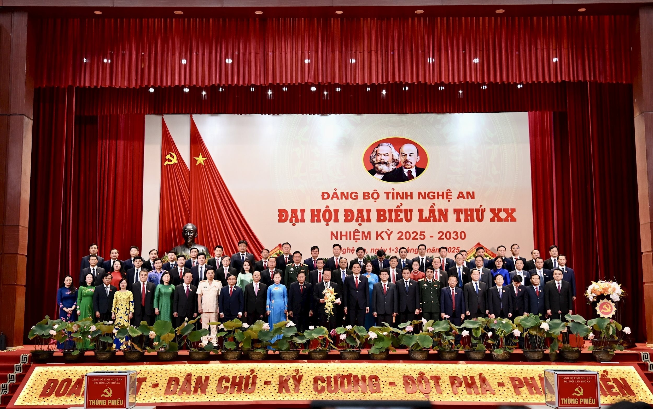 vna_potal_dong_chi_nguyen_duc_trung_tai_dac_cu_bi_thu_tinh_uy_nghe_an_8312881.jpg