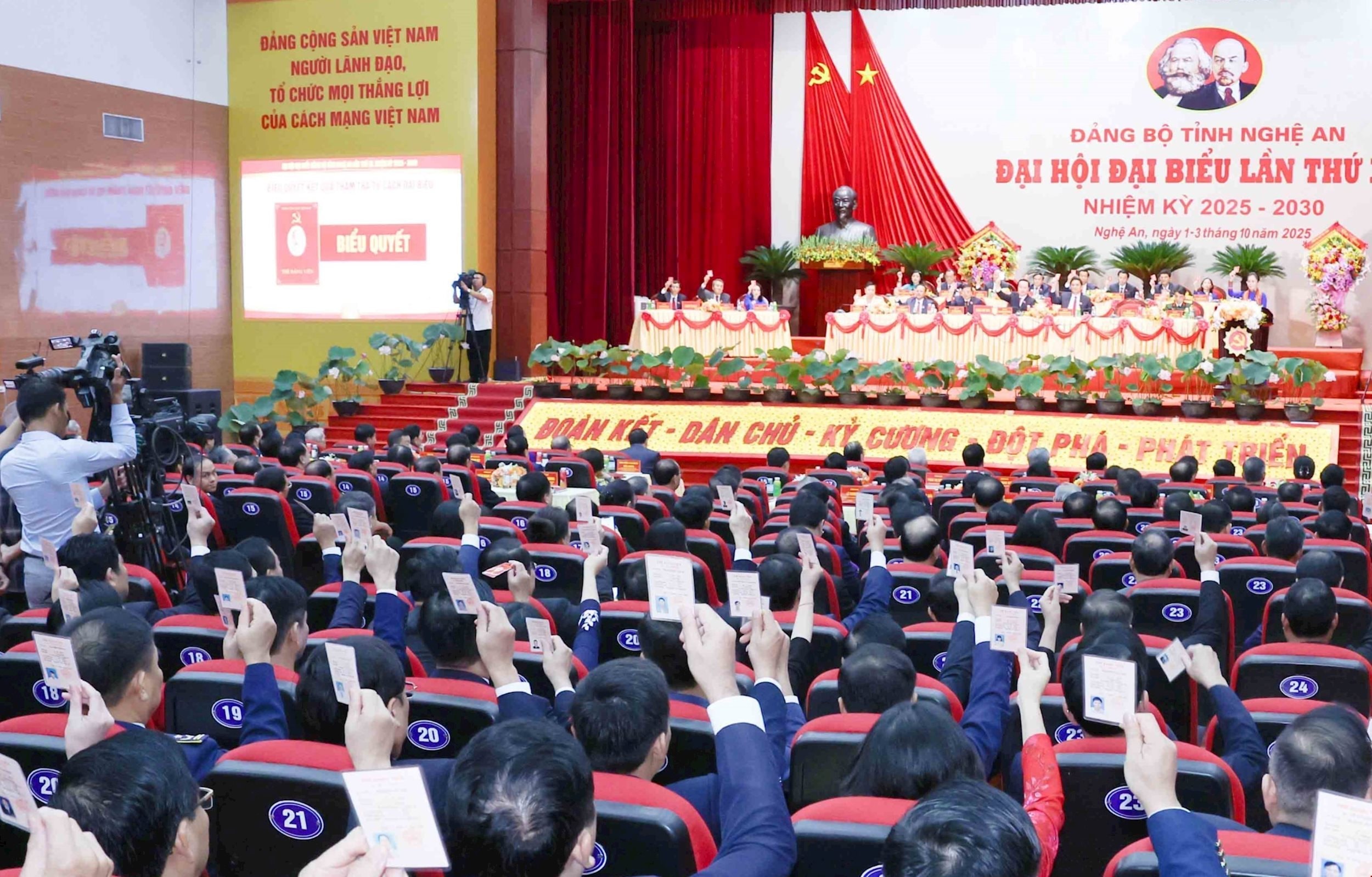 vna_potal_truong_ban_noi_chinh_trung_uong_du_khai_mac_dai_hoi_dang_bo_tinh_nghe_an_lan_thu_xx_8311530.jpg