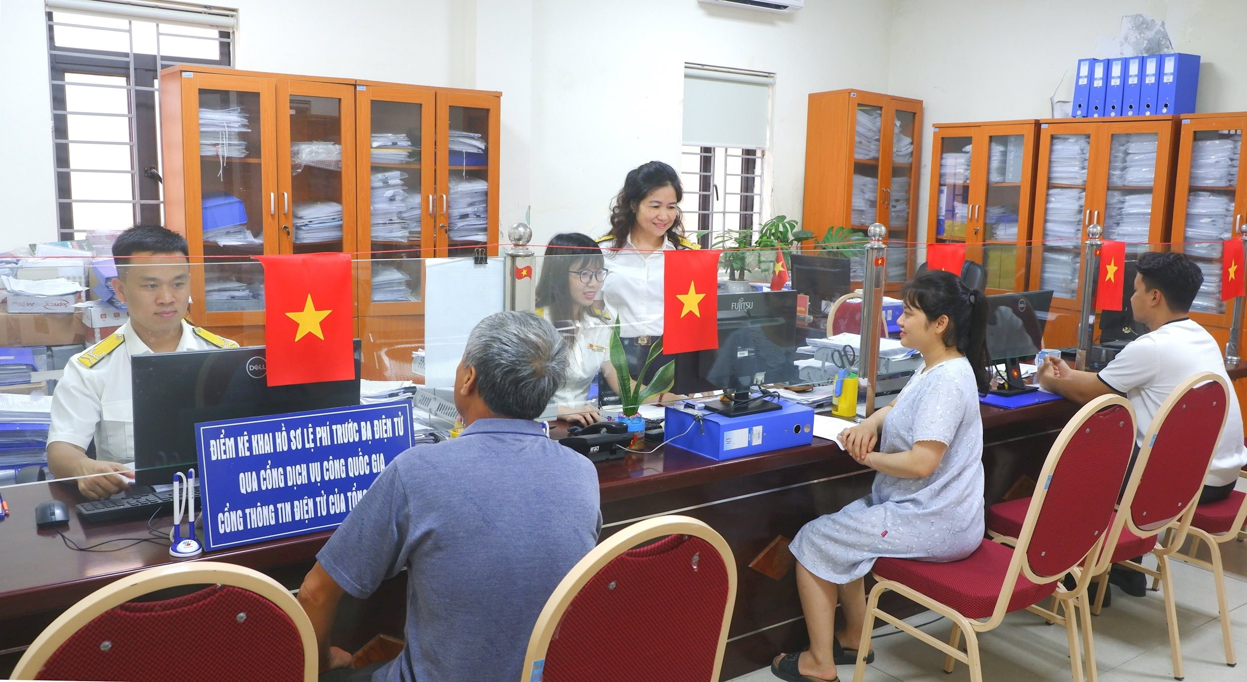 vna_potal_thue_ha_noi_giai_quyet_nhanh_chong_thu_tuc_hanh_chinh_dap_ung_mo_hinh_chinh_quyen_dia_phuong_hai_cap_8131450.jpg