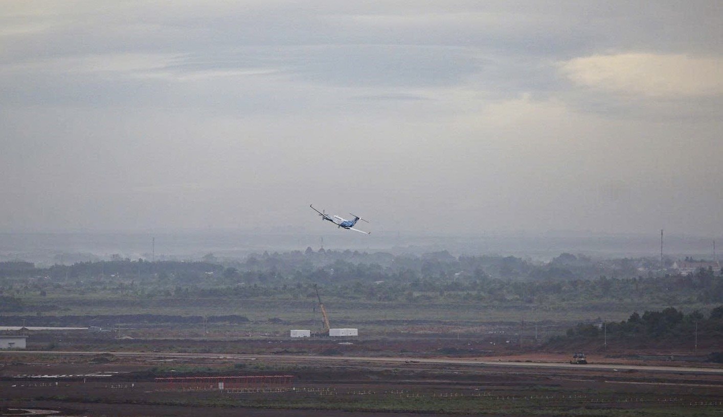 vna_potal_chuyen_bay_hieu_chuan_dau_tien_tiep_can_san_bay_long_thanh_8297806.jpg