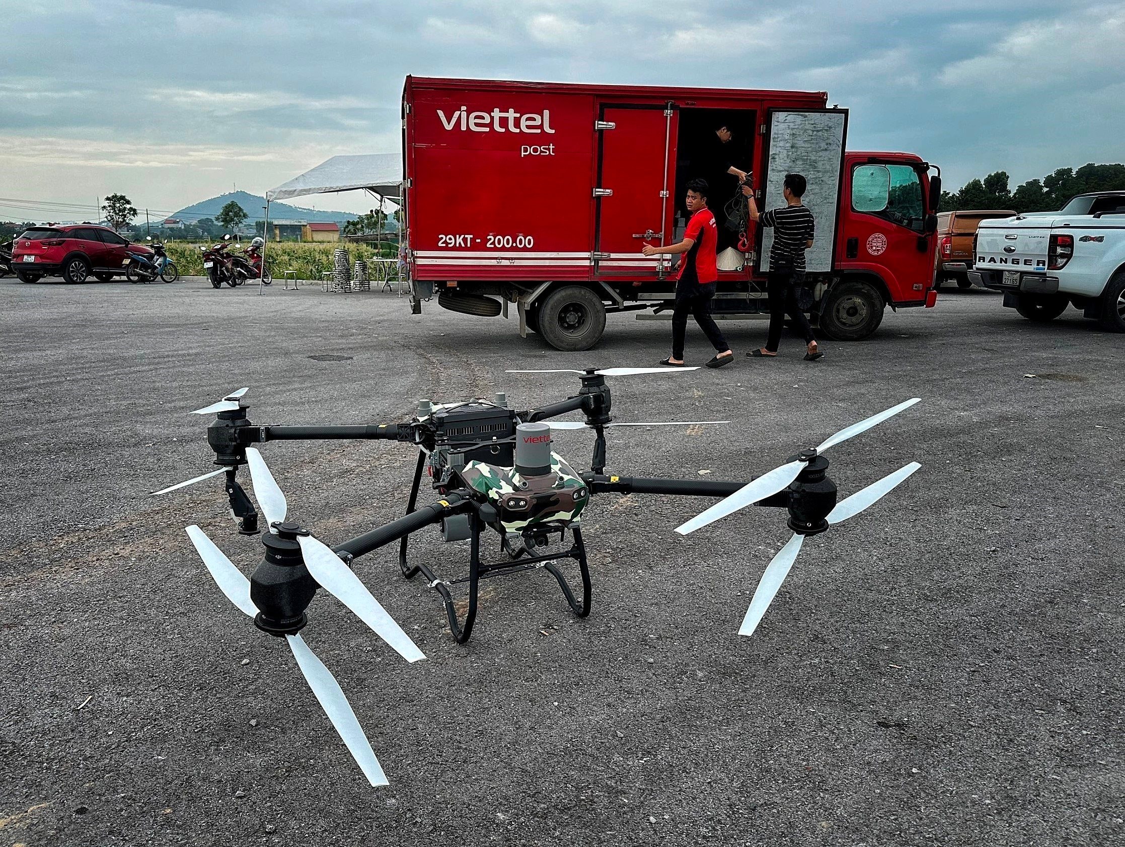 vna_potal_viettel_trien_khai_drone_van_chuyen_hang_cuu_tro_cho_nhung_nguoi_dan_trong_vung_bi_co_lap_8332840.jpeg