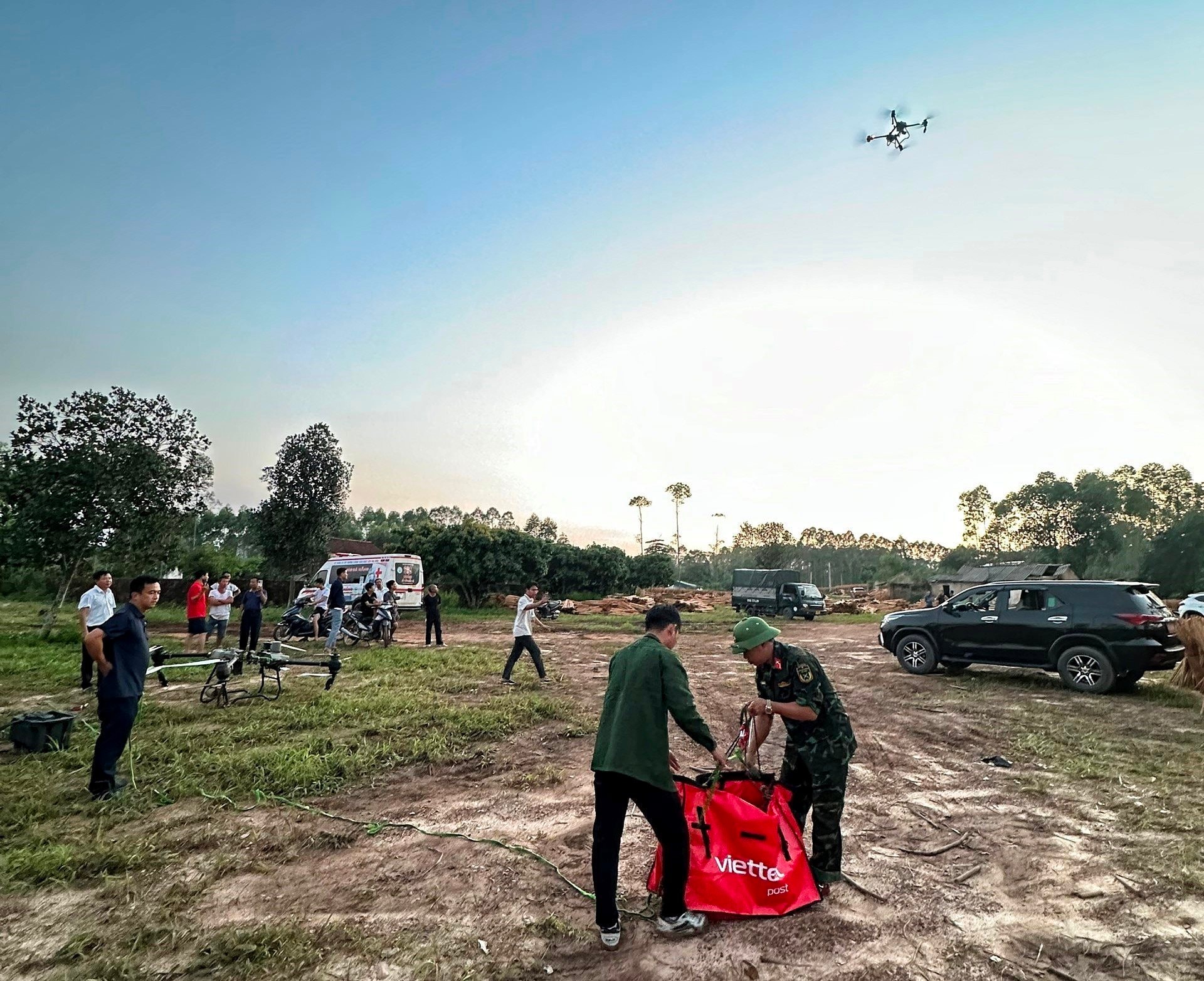 vna_potal_viettel_trien_khai_drone_van_chuyen_hang_cuu_tro_cho_nhung_nguoi_dan_trong_vung_bi_co_lap_8332842.jpeg