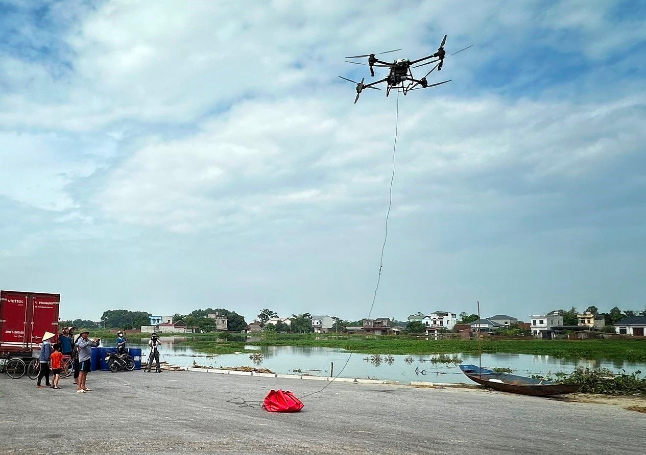 vna_potal_viettel_trien_khai_drone_van_chuyen_hang_cuu_tro_cho_nhung_nguoi_dan_trong_vung_bi_co_lap_8332846.jpeg