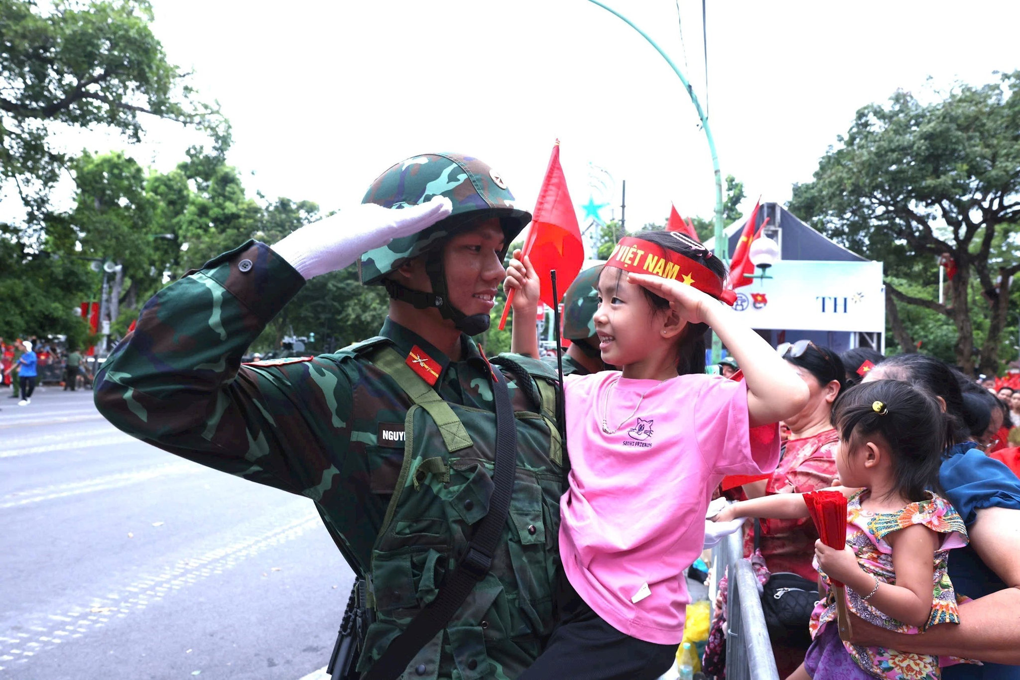 vna_potal_a80_tham_duom_tinh_quan_dan_8231540.jpg