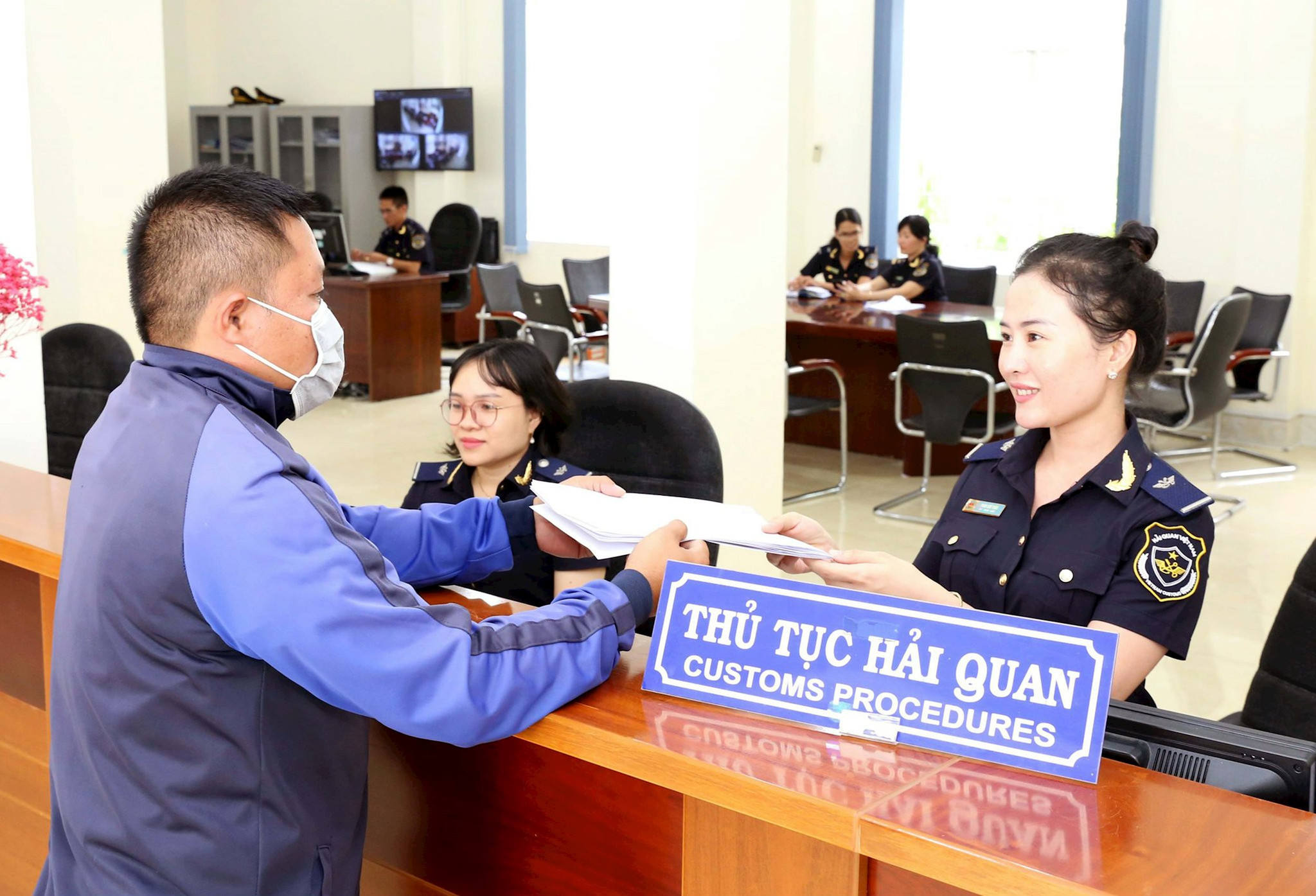 12.can-bo-hai-quan-dang-truc-tiep-tu-van-huong-dan-dai-dien-doanh-nghiep-khai-bao.jpg