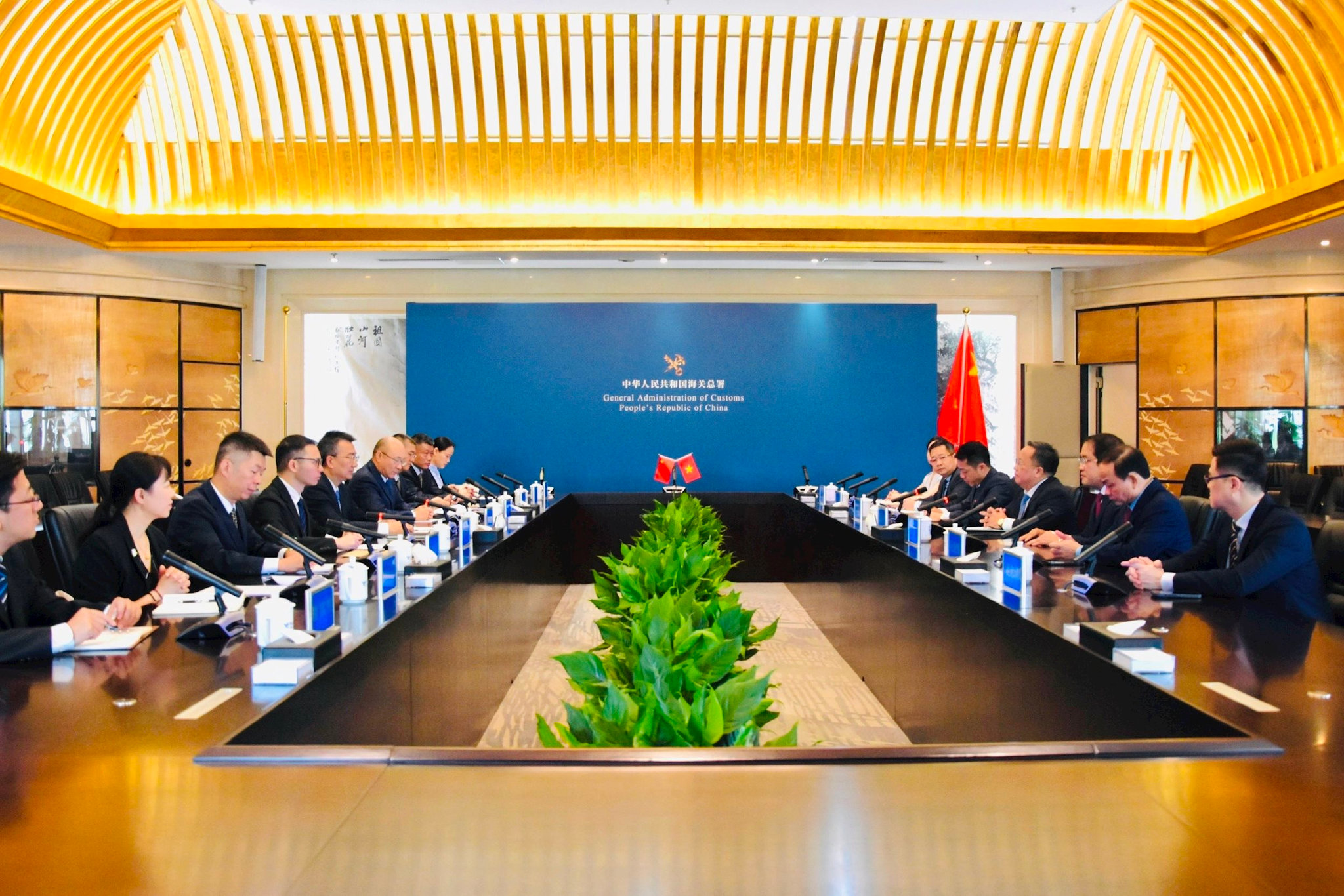 7.trao-doi-giua-co-quan-hai-quan-viet-nam-va-trung-quoc-trong-khuon-kho-hop-tac-song-phuong-huong-toi-tang-cuong-phoi-hop-va-chia-se-thong-tin..jpg